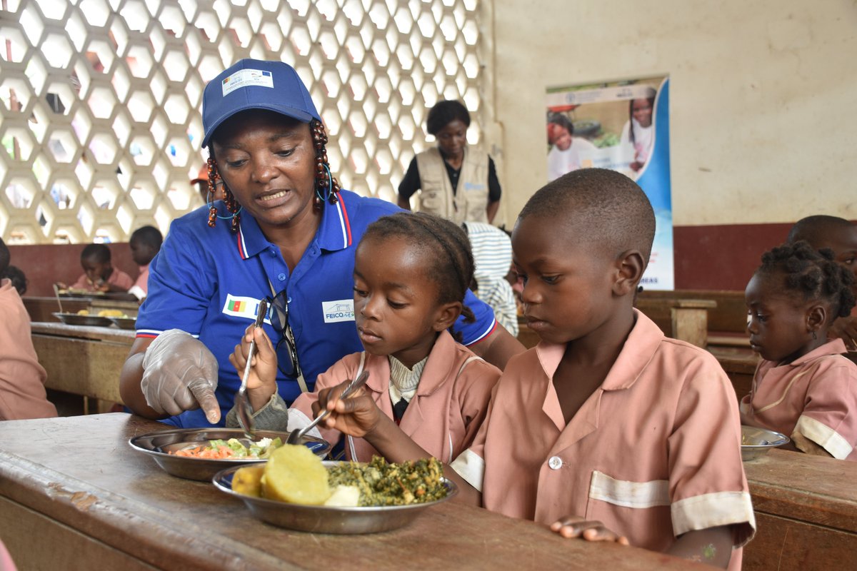 FAOCameroun's tweet photo. 🍜🥕🍎Alimentons l'avenir! 🍴
Des repas scolaires nutritifs et savoureux, grâce aux #ClassesVertes de @FAO, qui éclairent notamment sur l'usage des herbes et des épices cultivées dans le jardin potager scolaire pour rendre les repas plus sains et plus agréables!
#BetterNutrition https://t.co/tcejHs0CNF