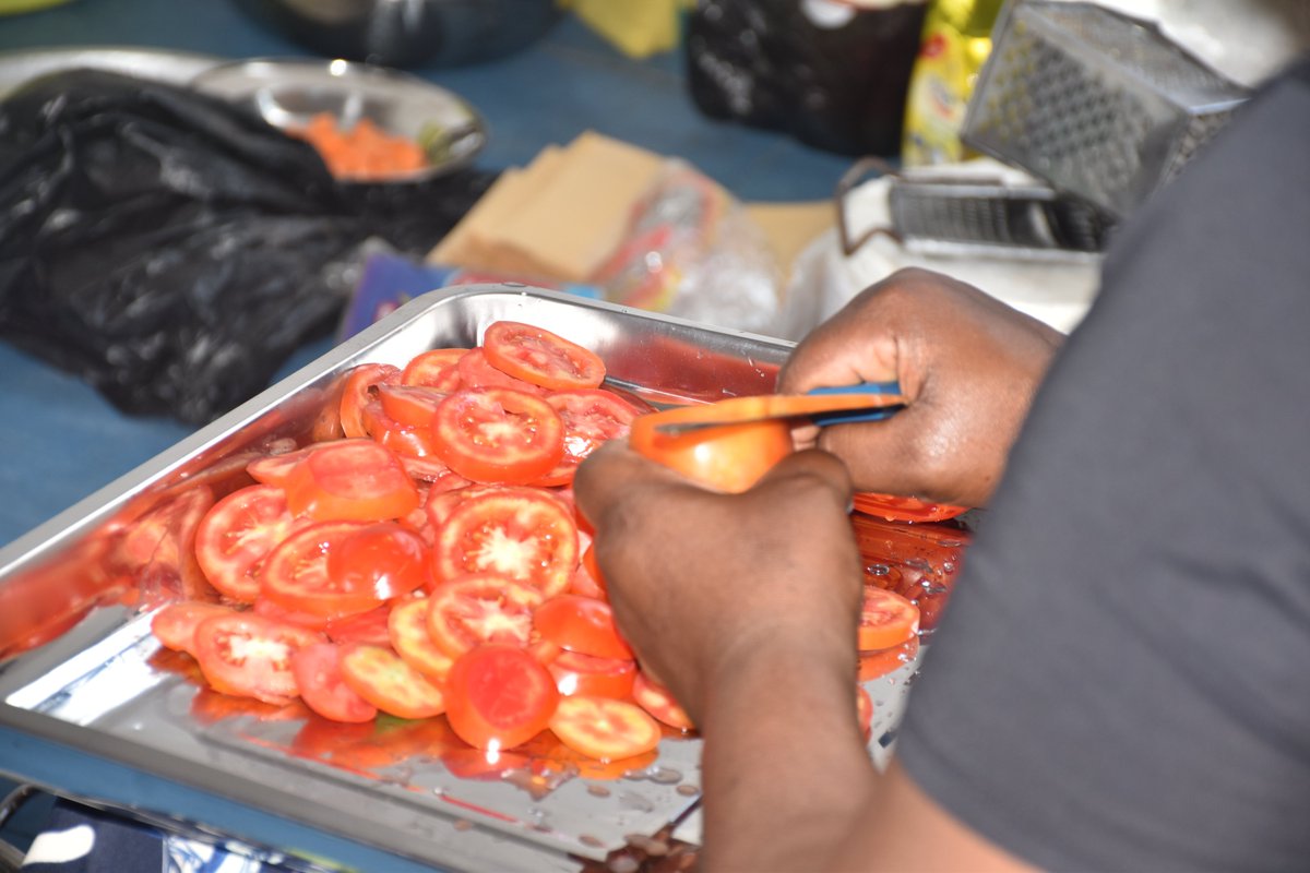 FAOCameroun's tweet photo. 🍜🥕🍎Alimentons l'avenir! 🍴
Des repas scolaires nutritifs et savoureux, grâce aux #ClassesVertes de @FAO, qui éclairent notamment sur l'usage des herbes et des épices cultivées dans le jardin potager scolaire pour rendre les repas plus sains et plus agréables!
#BetterNutrition https://t.co/tcejHs0CNF
