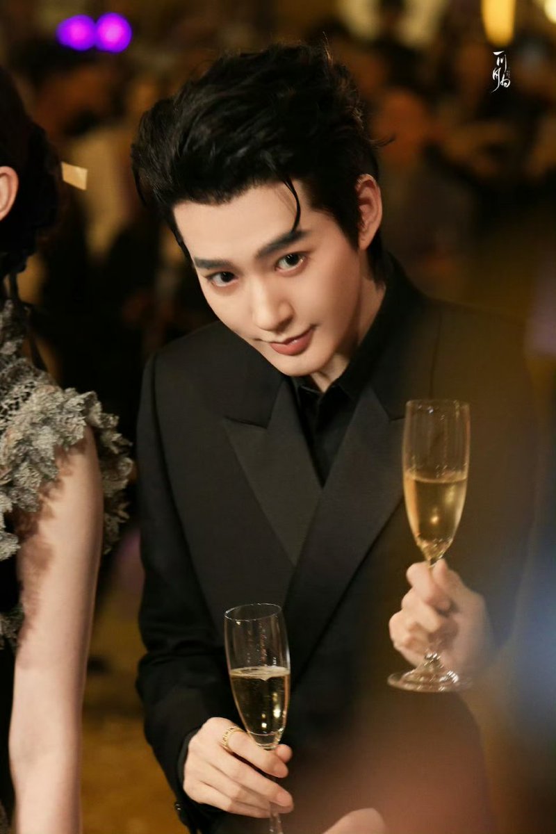 DengWeiDiamond's tweet photo. นอกจากหล่อ พ่อยังมีเสน่ห์มาก มากเกินไปแล้วเติ้งเหวย!!

........ใจบางจิขาดแล้ว.......

#DengWeixDIOR 
 #fashionhackerallblack
#DengWei #邓为 #เติ้งเหวย https://t.co/b4NBucrHyW