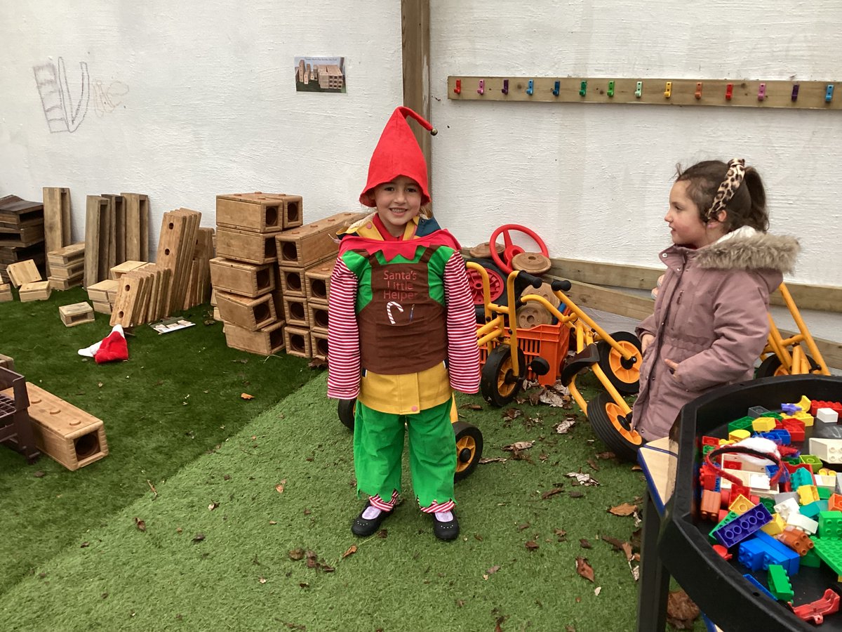 delabole_school's tweet photo. Santa's sleigh arrived during Busy Learning today to spread the festive cheer in Class 1. https://t.co/KkSUJ8rWqV