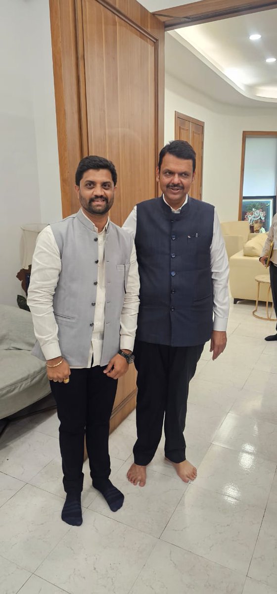 paricharakpm's tweet photo. आमचे नेते, मार्गदर्शक मा.श्री देवेंद्रजी फडणवीस यांची मुंबई येथील ‘सागर’ या शासकीय निवासस्थानी मुख्यमंत्री पदाच्या शपधविधी सोहळ्याच्या आधी भेट घेऊन अभिनंदन करून शुभेच्छा दिल्या..
#DevendraFadnavis #bjp #BhartiyaJanataParty #DevaBhau #cm #pranavparicharak
#SagarBangla #bhet https://t.co/HeAuRhbpLF