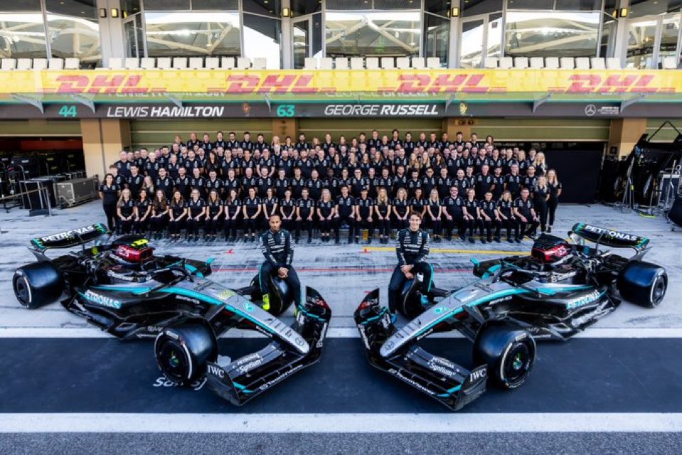 EstagiariodaF1's tweet photo. FIM DE UMA ERA!

A última foto oficial de Lewis Hamilton com toda a equipe Mercedes https://t.co/fZEzw10XxM