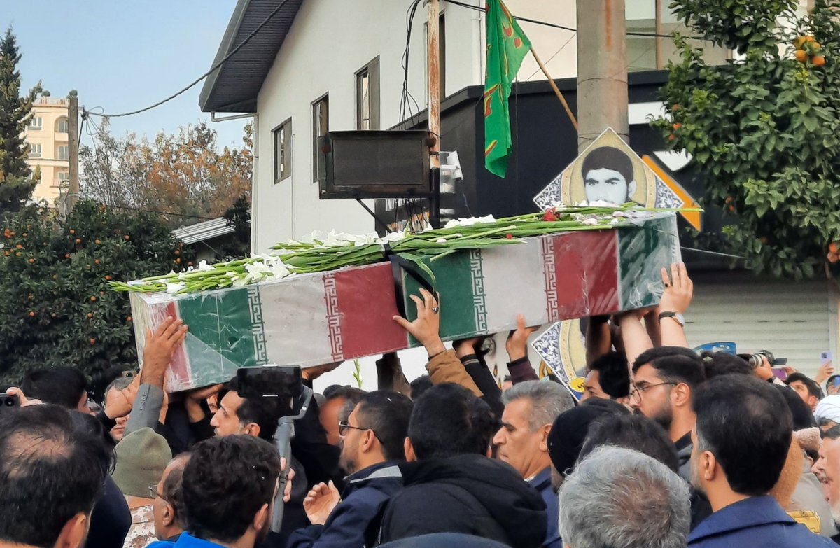 5Karimian's tweet photo. شهید گمنامِ عزیزِما در شهرک ساحلی بابلسر تشییع و تدفین شد.
#وداع_با_لاله‌_ها 
#مهمان_فاطمی https://t.co/dUCtTQLbJB