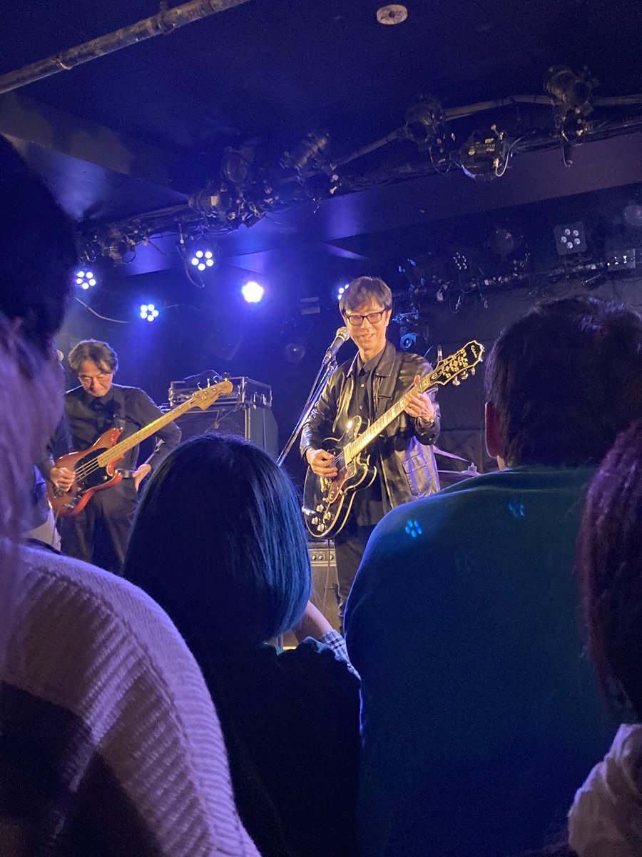 FUKUOKTOKYO's tweet image. ペニーとビロード、どっちか選べないよぉ〜😭とケンカを辞めてのナホコ・河合の心境で楽しんできました。佐鳥さんがますますフロントマンとしてキリリとカッコ良く。沖野さんもリーダー然と漢っぷりを上げてました。どちらのバンドもリズム隊が盤石なので、ギターが映えます　#ビロード
#pennyarcade