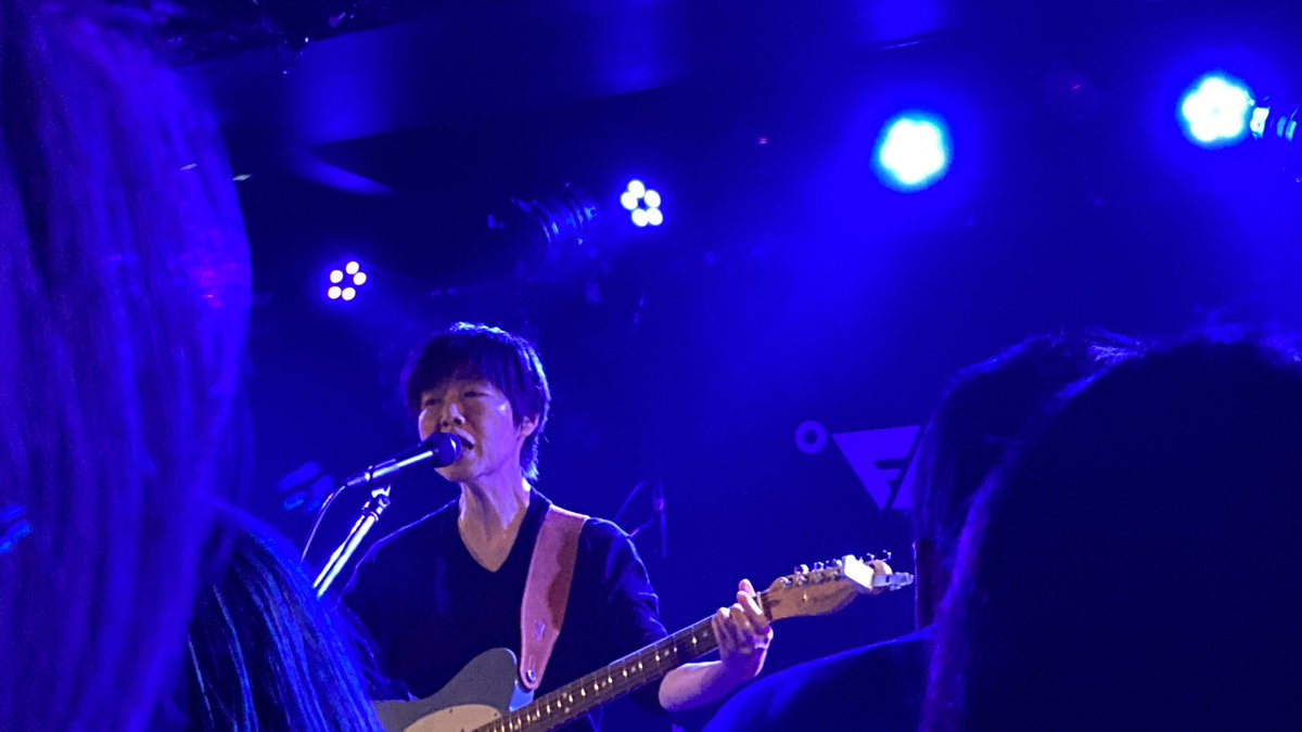 FUKUOKTOKYO's tweet image. ペニーとビロード、どっちか選べないよぉ〜😭とケンカを辞めてのナホコ・河合の心境で楽しんできました。佐鳥さんがますますフロントマンとしてキリリとカッコ良く。沖野さんもリーダー然と漢っぷりを上げてました。どちらのバンドもリズム隊が盤石なので、ギターが映えます　#ビロード
#pennyarcade