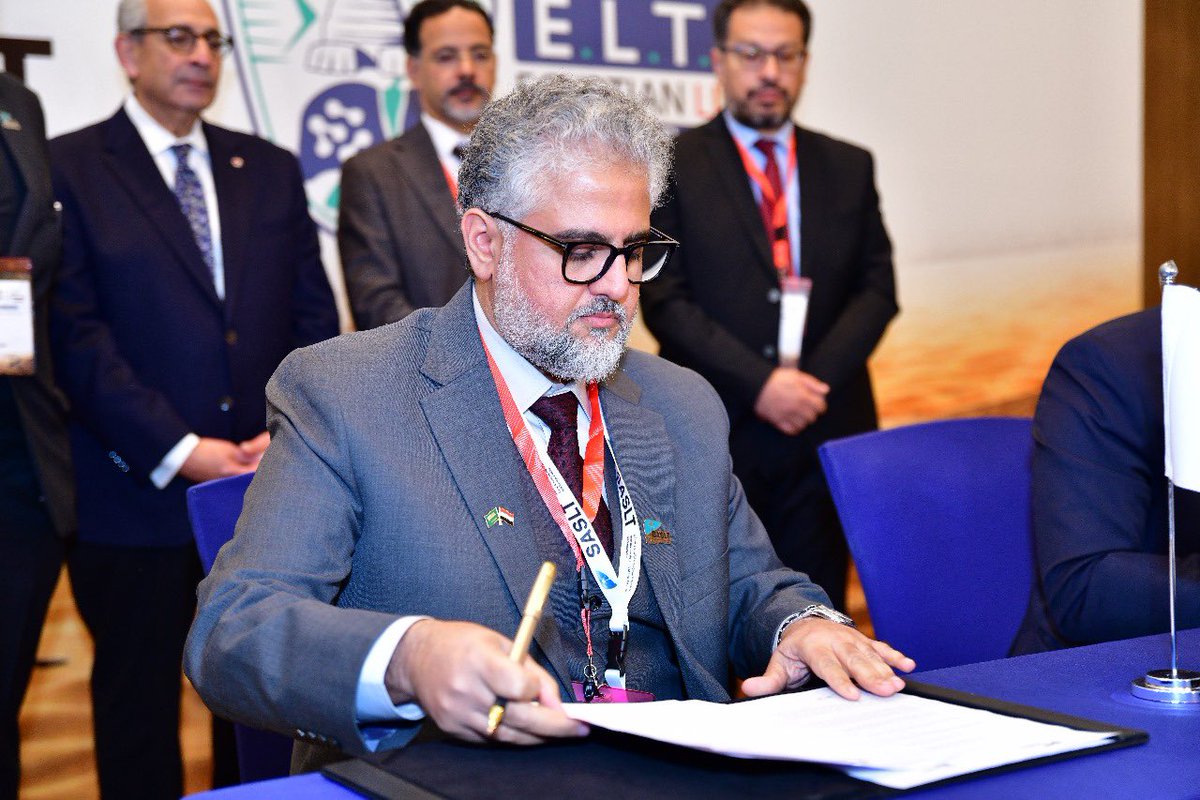 sasltksa's tweet image. ✍️ تزامنًا مع مؤتمر زراعة الكبد بالقاهرة، تم توقيع مذكرة تفاهم مشترك بين الجمعية السعودية لأمراض وزراعة الكبد الجمعية المصرية لزراعة الكبد . 
تهدف هذه المذكرة إلى تعزيز التعاون والبحث وتبادل الخبرات والمعرفة ، مما يسهم في تحسين الرعاية الصحية للمرضى.
و يُعَدُّ هذا التعاون خطوة…