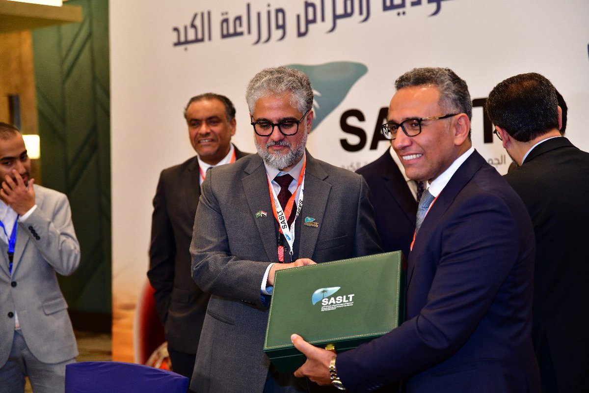 sasltksa's tweet image. ✍️ تزامنًا مع مؤتمر زراعة الكبد بالقاهرة، تم توقيع مذكرة تفاهم مشترك بين الجمعية السعودية لأمراض وزراعة الكبد الجمعية المصرية لزراعة الكبد . 
تهدف هذه المذكرة إلى تعزيز التعاون والبحث وتبادل الخبرات والمعرفة ، مما يسهم في تحسين الرعاية الصحية للمرضى.
و يُعَدُّ هذا التعاون خطوة…