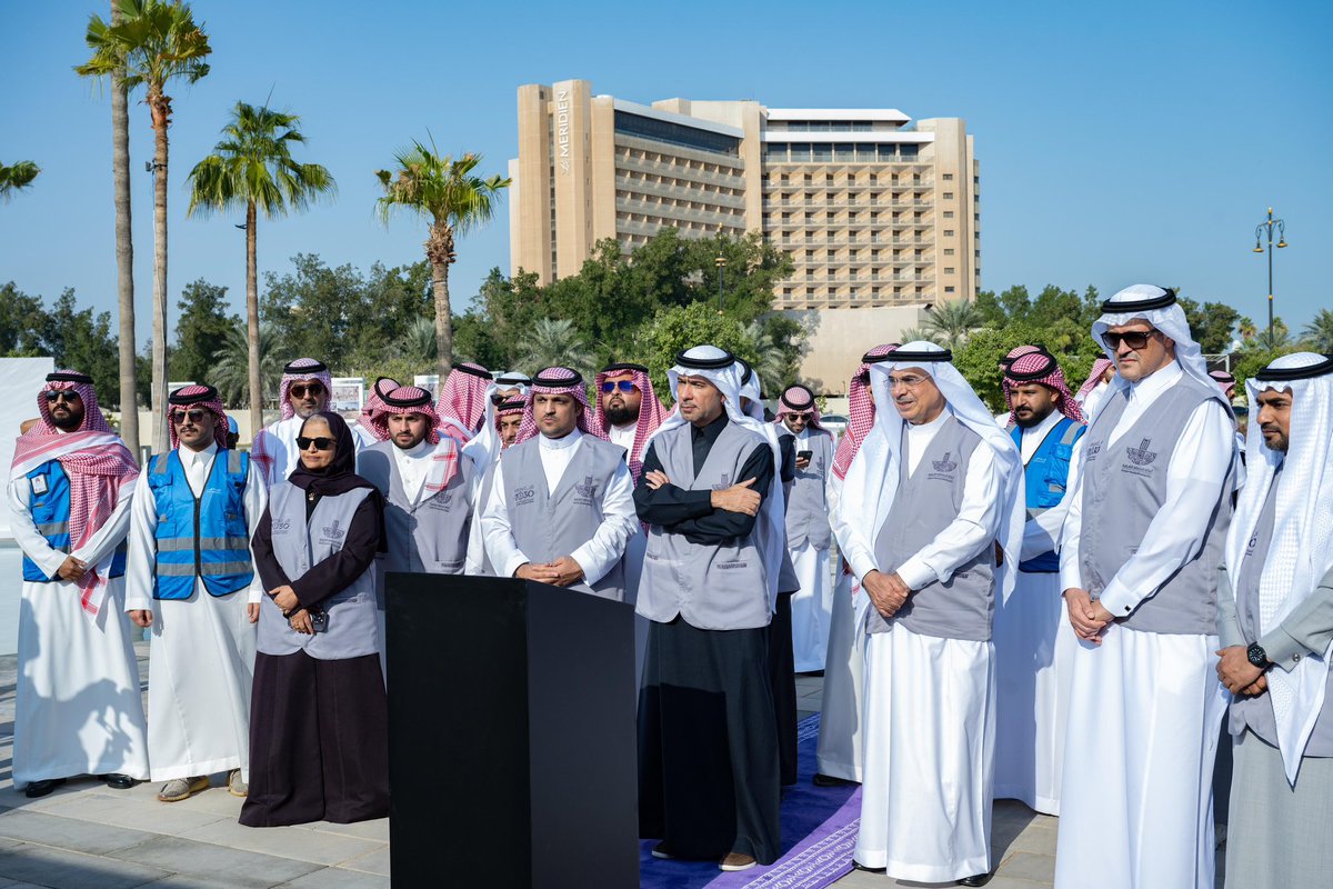 Khobar_mun's tweet photo. معالي وزير البلديات والإسكان أ.ماجد الحقيل @majedhogail يطلق تطوير مواقف الواجهة البحرية على مساحة 85.000م2 بمراحلها الثلاثة : ساحة الشموع ، مواقف الواجهة البحرية ، بوليفارد الواجهة https://t.co/CLkGx4FCOQ