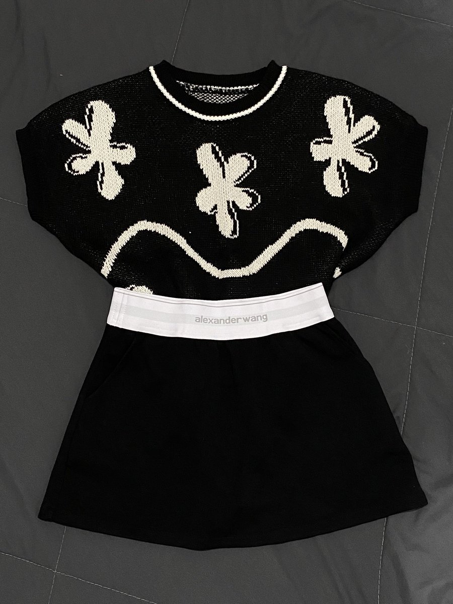 maymuuu's tweet photo. เสื้อกั๊ก100 กระโปรงเอวยางยืด50 https://t.co/cs1eDefA6f