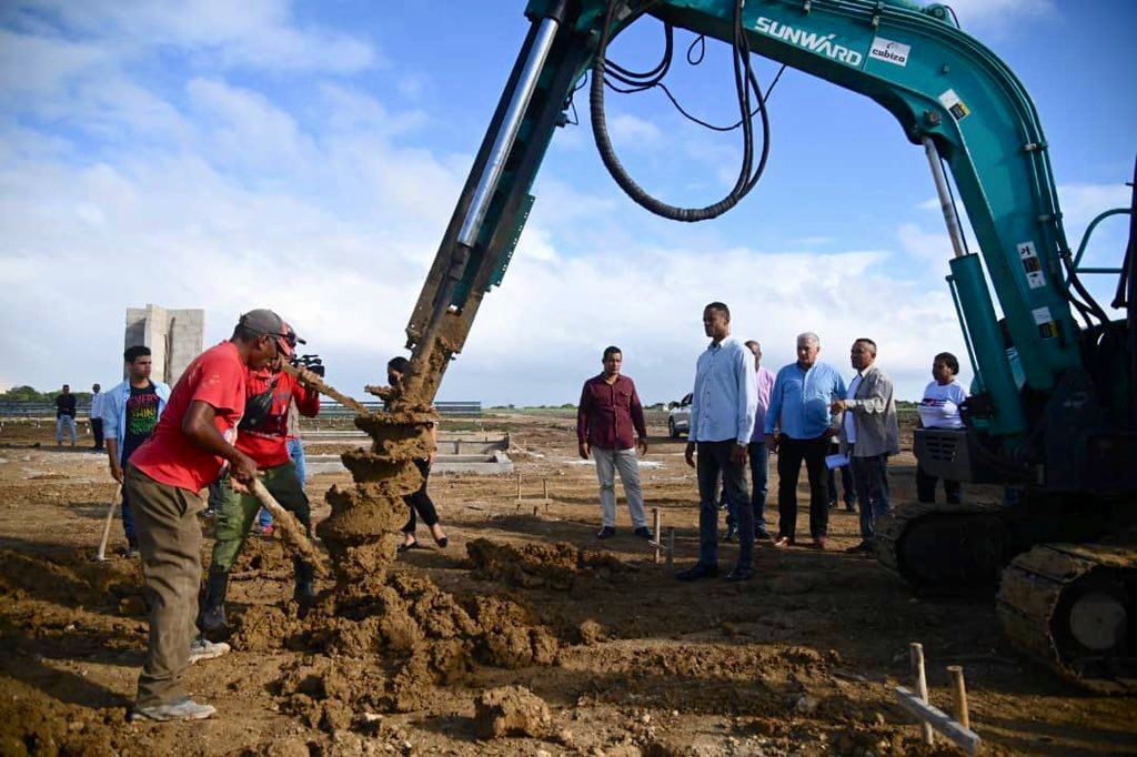 Felicidades a los constructores cubanos en su día. Contamos con ustedes para avanzar en la recuperación de las provincias afectadas por huracanes y sismos, para hacer realidad el gran proyecto de construcción de parques solares en todo el país, y muchas más tareas decisivas hoy.