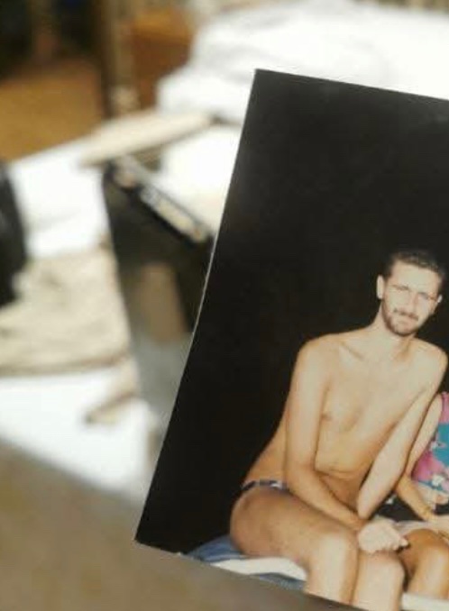 التُقطت هذه الصورة قبل عقود، ولم تظهر إلا اليوم! 
لم تظهر إلا حين… آن أوانها.
انتهى بشار الأسد عارياً، حتى من الحلفاء.

#حماه #تحرير_حماة