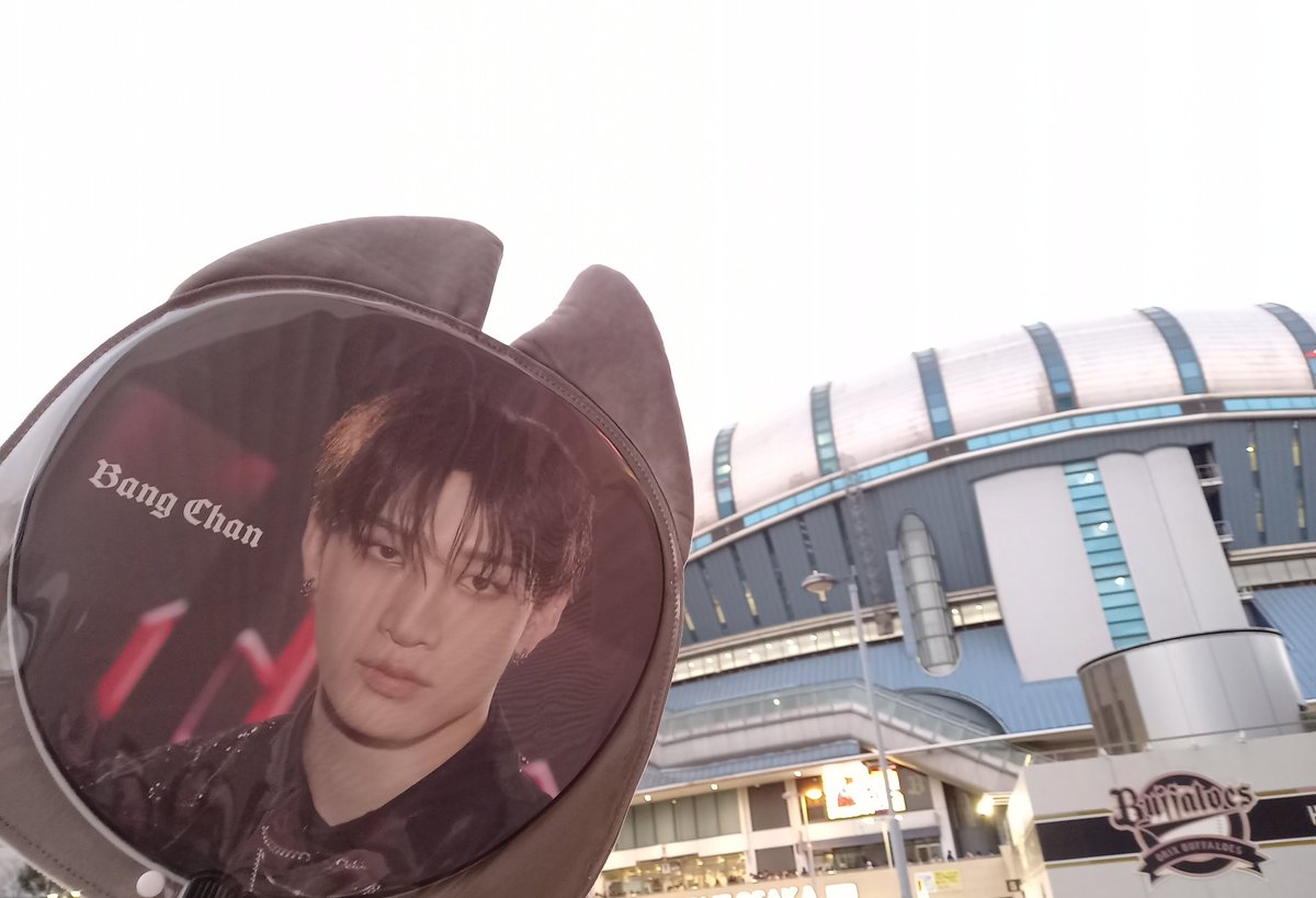 kazumin0323's tweet photo. Stray Kids dominATE JAPAN
京セラ1日目参戦　スキズ　ライブ
アプグレアリーナDブロ7列目
11、12　隣が通路でブロックも
ど真ん中寄りちょっと左ブロックだったので埋もれもなくなんとバンチャンにファンサ貰いました🐺♥️
娘はヒョンジンとフィリックスにファンサ貰ってた♪幸せ✨ https://t.co/5QHu631WSV