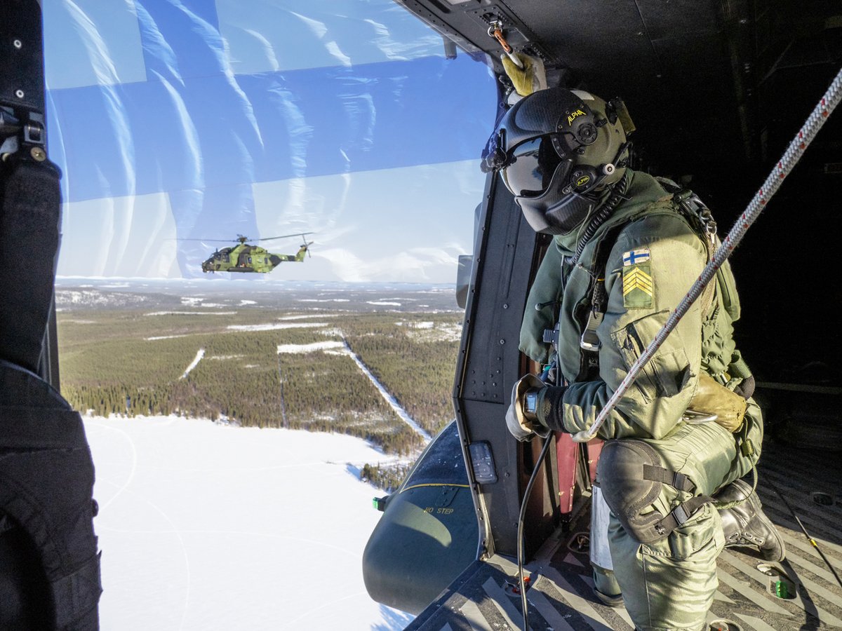 #UTJR osallistuu puolustusvoimat.fi/itsenaisyyspai… valtakunnalliseen #paraati'in Lappeenrannassa 🇫🇮 Rykmentin paraatiosastoa johtaa rykmentin komentaja eversti <a href="/KimmoNordberg/">Kimmo Nordberg</a>. Joukkue on muodostettu #Tukikomppania varusmiehistä. Ylilennossa #NH90- ja #MD500-#helikopterit

#itsenäisyyspäivä