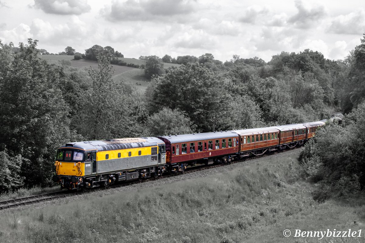 Bennybizzle1's tweet photo. #ThursdayThirtyThree an arty depiction of Dutch painted stunner 33108, shot from the engine house on the @svrofficialsite. This is a great vantage point to watch the trains go by. https://t.co/eIegoQhzDn
