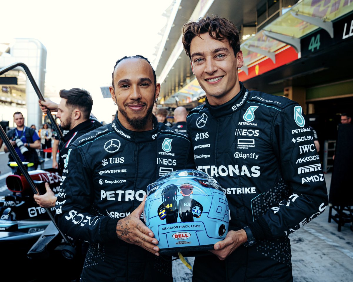 MercedesFRteam's tweet photo. Le casque spécial que Russell portera ce WE 😭🥹🥲

Il y a beaucoup de poussière cet semaine j'ai les yeux qui piquent 

#F1 #AbuDhabiGP https://t.co/8UjeQptFir