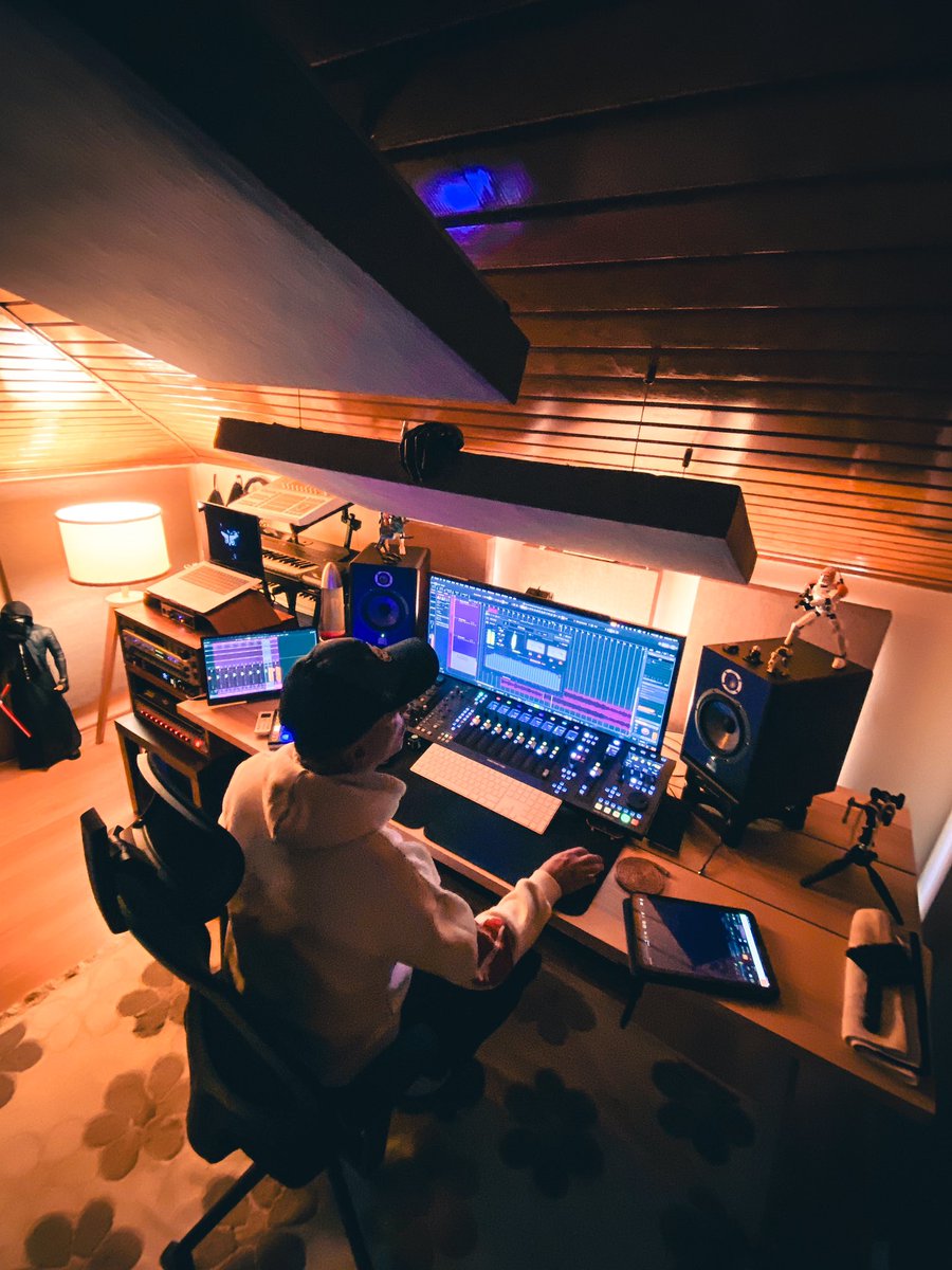 serhatkaradag's tweet photo. Yeni projelerin mix mastering işi bitmek üzere  🚀 Sevgilisinden yeni ayrılmış ergenler gibi sürekli twit atmalık mod 😃 https://t.co/iFcVQW0Eju