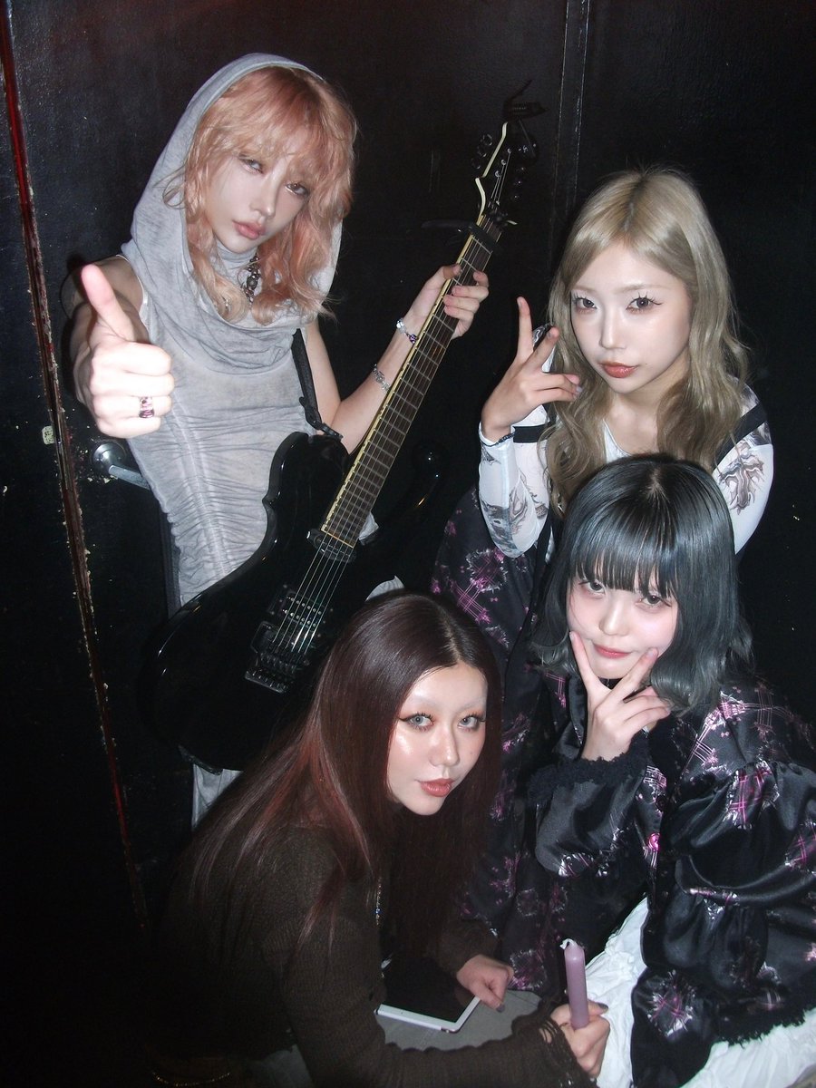 かこちゃん 🩵*:.｡.かこちゃん..o(≧▽≦)o .｡.:*🩵 | He texts me I'm way tooo