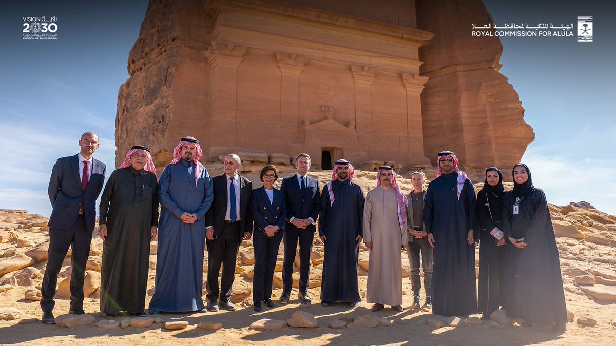 AlArabiya_KSA's tweet photo. هيئة #العلا تنشر صورة تذكارية التقطت للرئيس الفرنسي مع المسؤولين السعوديين والفرنسيين أمام #قصر_الفريد بالعلا https://t.co/dUGtZxq6E2