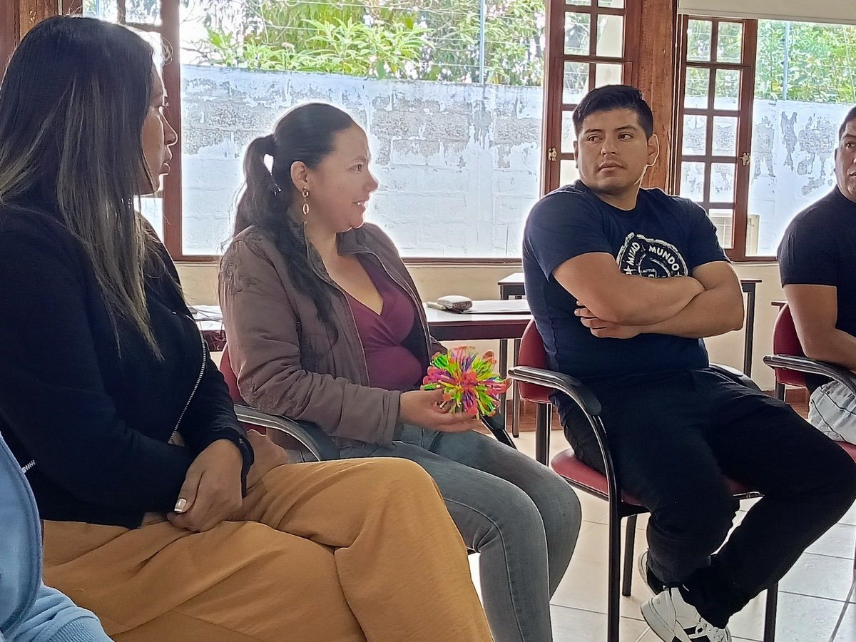 👩🏻‍🏫👨🏻‍🏫 Profesionales de los Departamentos de Consejería Estudiantil participaron en el taller de formación en “Prácticas restaurativas y mediación escolar para la resolución de conflictos de manera armónica”. 

Este espacio realizado con el apoyo de <a href="/VVOBenEcuador/">VVOB en Ecuador</a>, presentó métodos