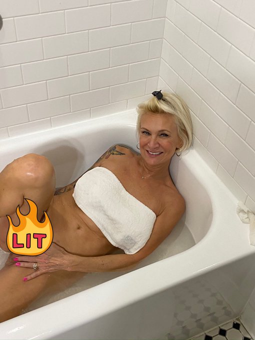 It’s national Bathtub Party day… let’s celebrate. All new subs can join the party for free for a limited