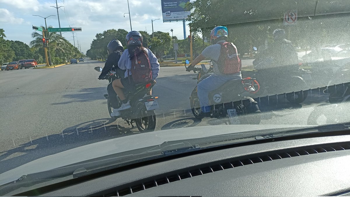 Liznoopy3's tweet photo. De que sirve que uno respete el paso peatonal, si estos... a fuerza se ponen hasta adelante? Y las placas?? Atención @TransitoBJ https://t.co/GSNjTIv44C