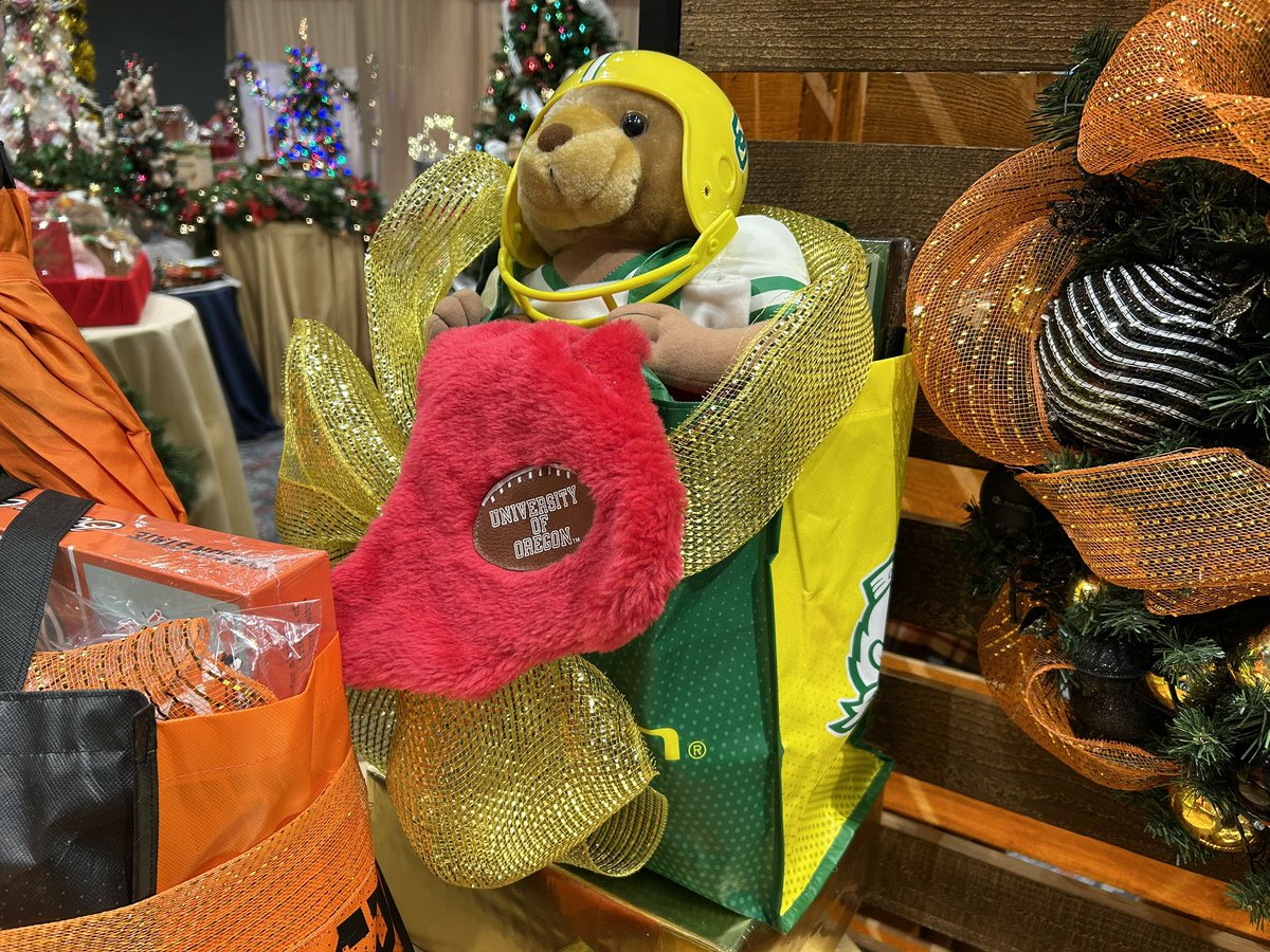 .<a href="/AMNW/">AM Northwest</a> live this morning at the my last Duck Christmas shot from Festival of Trees 😁