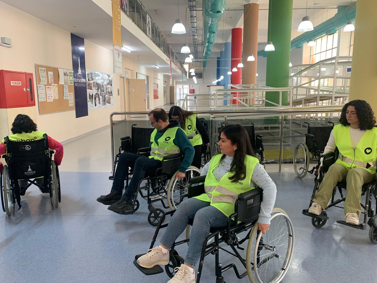 Ahbap İzmir gönüllülerimiz, 3 Aralık Dünya Engelliler Günü'ne dikkat çekmek için İzmir Büyükşehir Belediyesi Balçova Farkındalık Merkezi'ni ziyaret etti. Farklı mekansal düzenlemeler, oyunlar, etkinlikler ve materyaller ile hazırlanan alanda farkındalık çalışmalarına katıldı. 💚