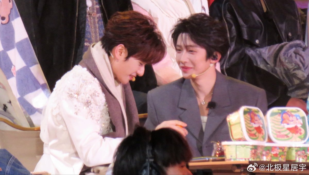 แล้วจะไม่ให้ชิปหลิวนายได้ยังไง ดูสายตาหลิวดิ สายตาที่คุ้นเคย ตลอด2ปีนั้นคือแบบนี้เลย