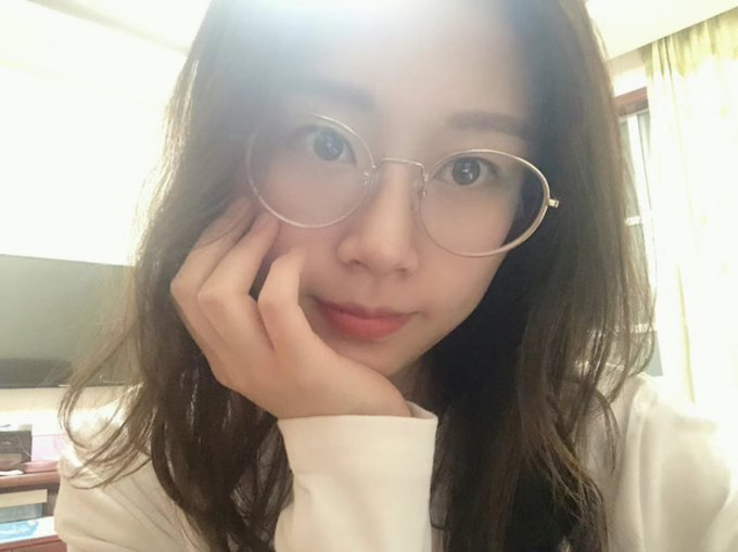 xiaomeilaoshi's tweet photo. 夜幕降临，星星点点的灯光在房间里闪烁，我坐在阳台上，幻想着一个温暖的怀抱，倾诉着心中的秘���。渴望在这个宁静的时刻，有人陪伴，共享生活的点滴，分享彼此的梦想与期待，成双成对的美好，仿佛就在指尖轻触之间。 https://t.co/bpWCVfuCK9