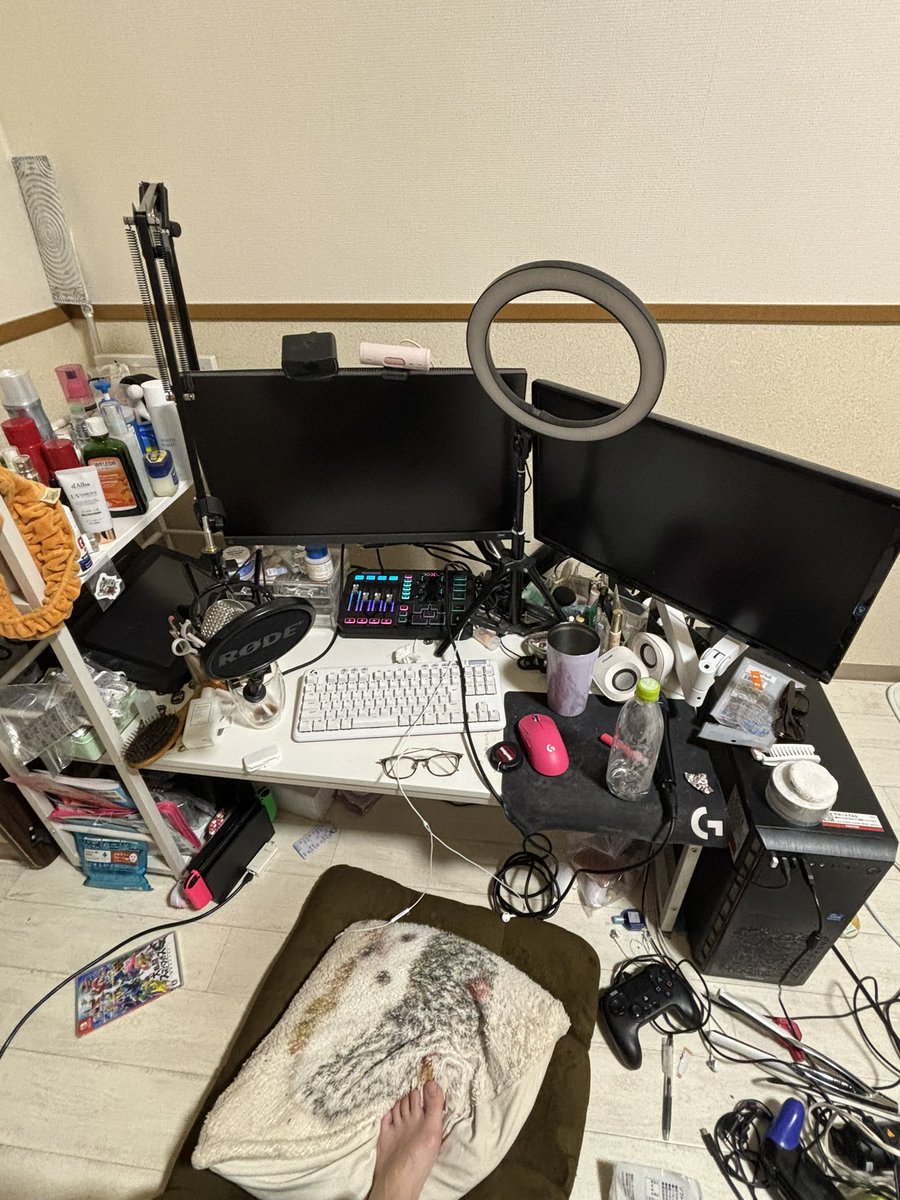 今こんな感じのデスク(幅120)周りで死ぬほどやりにくいのでデスクと 今こんな感じのデスク(幅120)周りで死ぬほどやりにくいのでデスクと