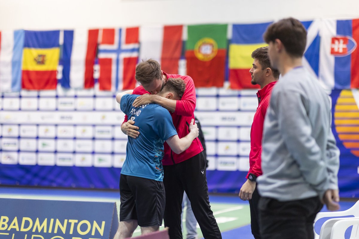 pkolpl's tweet photo. Po 49 minutach gry reprezentant Polski Mateusz Golas został indywidualnym mistrzem Europy juniorów w badmintonie! 🥇 W finale pokonał Arthura Tatranova z Francji wynikiem 21:19, 21:16. To największy sukces w tej kategorii wiekowej, po brązowych medalach singlistów z lat 1999, 2003 i 2022. Dodatkowo w drużynie Polacy sięgnęli po brązowy medal. 

Gratulujemy Mateuszowi oraz całej ekipie @pz_bad 👏

📸 Badminton Spain & Badminton Ibiza