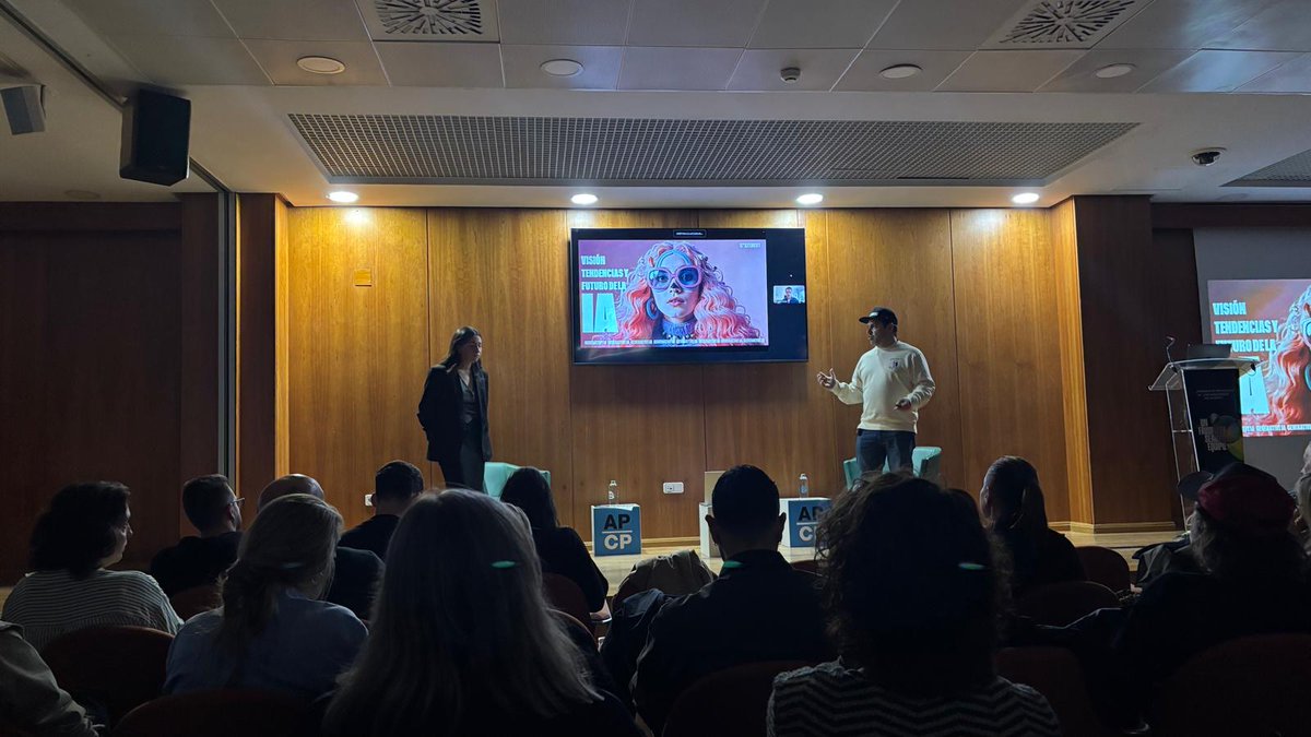 super8es's tweet image. Seguimos en #Valencia, cubriendo este segundo día de las #JornadasdeProduccióndeCinePublicitario de la
@APCineyPubli
🎥
 #publicidad #jornadas #super8 #estudioSuper8 #producciones #creatividad