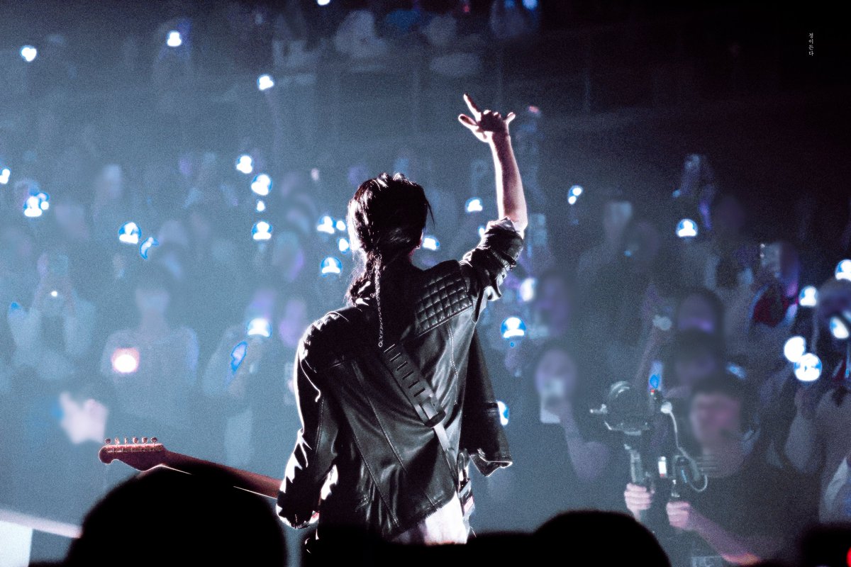 Fallin818's tweet image. 오래오래🩵

#3주년에도_행복하길_저_불꽃에_빌었다 
#Rock_The_3rd_Anniversary