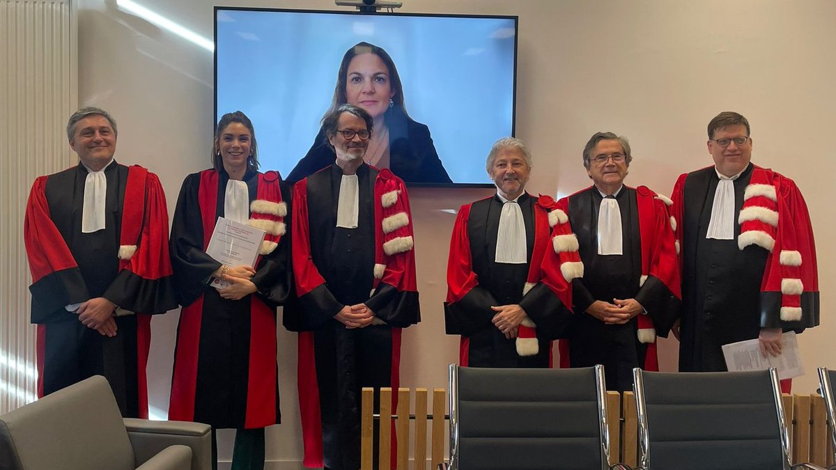 Ancienne élue doctorante au conseil <a href="/ED_DSP_UM/">École Doctorale Droit et Science politique de l'UM</a>, <a href="/JadeMeyrieu/">Jade MEYRIEU</a> a soutenu sa thèse "L'impact du numérique sur la démocratie" devant un jury composé des Pr <a href="/will_gilles/">william gilles</a>, <a href="/henri_oberdorff/">Oberdorff</a>, <a href="/RousseauDomini5/">Rousseau Dominique</a>, P. Türk, <a href="/Sales_Eric_UM/">Eric Sales</a> &amp; <a href="/AlexandreViala2/">Alexandre Viala</a> (co-dir).
👏👏👏!
<a href="/CERCOP_UMontpel/">CERCOP</a>