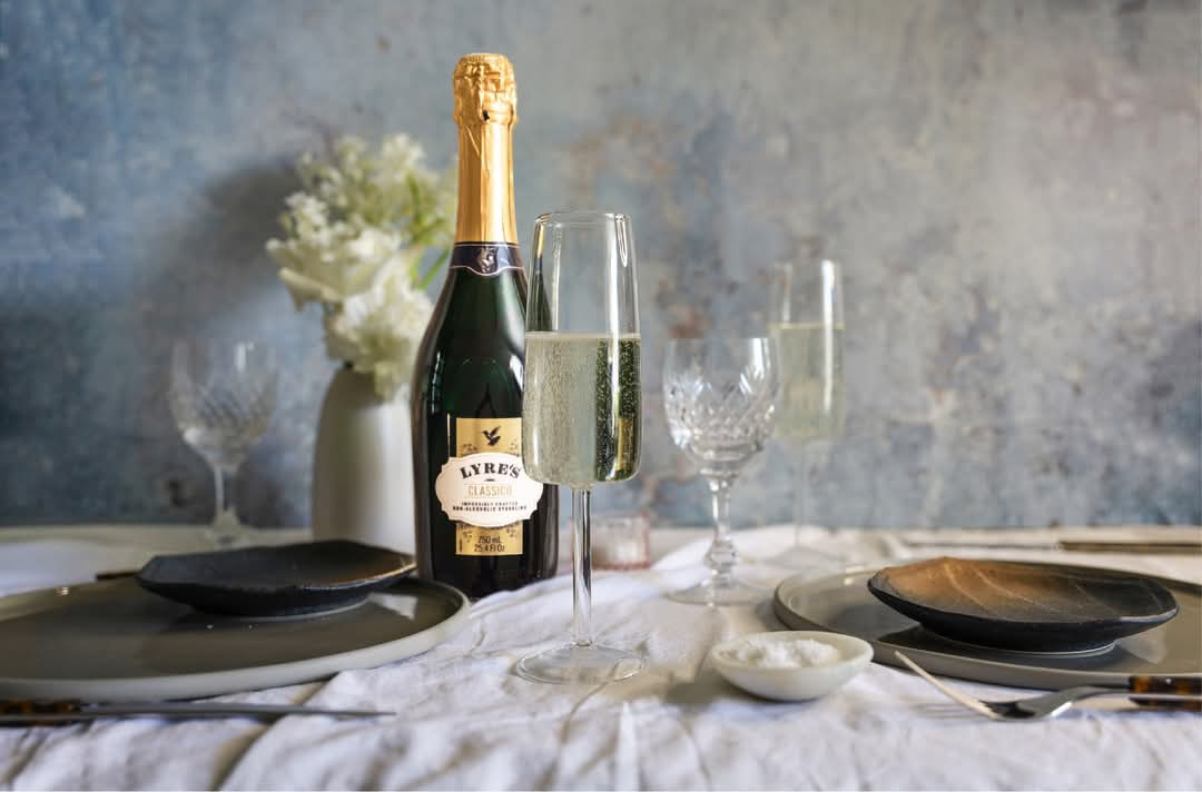 A_Reizenbergs's tweet photo. Iesaku šo bezalkoholisko prosecco-LYRE'S Classico! Kā reiz šajā svētku laikā un protams ikdienā! Pieejams Gemoss veikalos un mūsu sadarbības veikalos.#lyres #gemoss https://t.co/aAlFTZMq0U