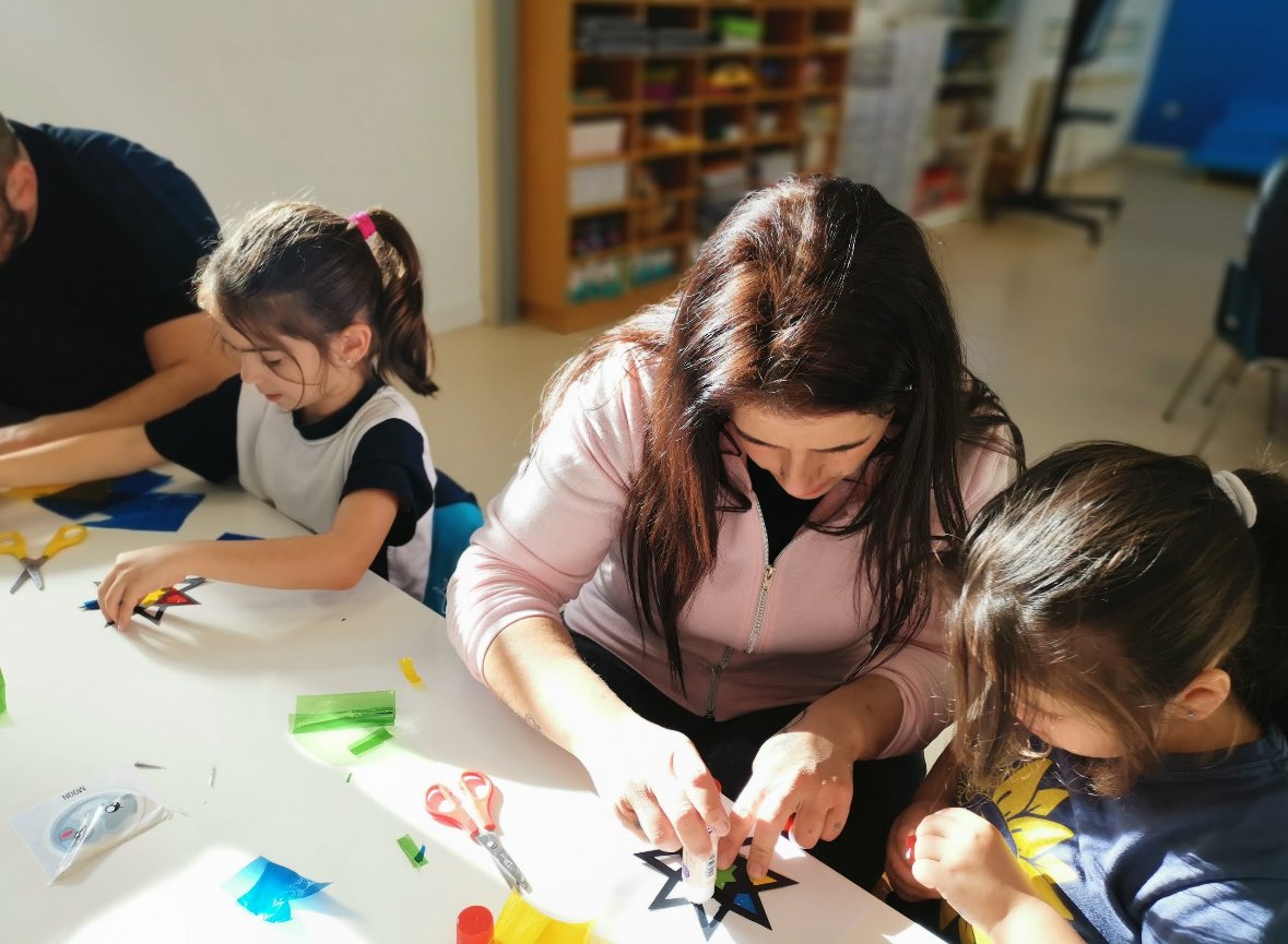 cristoreyva's tweet photo. Las familias del alumnado de 4 y 5 años disfrutan de un taller navideño en clase, en el que, junto al profesorado y alumnos/as, realizan diferentes manualidades de esta mágica época del año. #Belén #navidad @ecatolicas @escacyl @educsi https://t.co/4nAS3iPtiA
