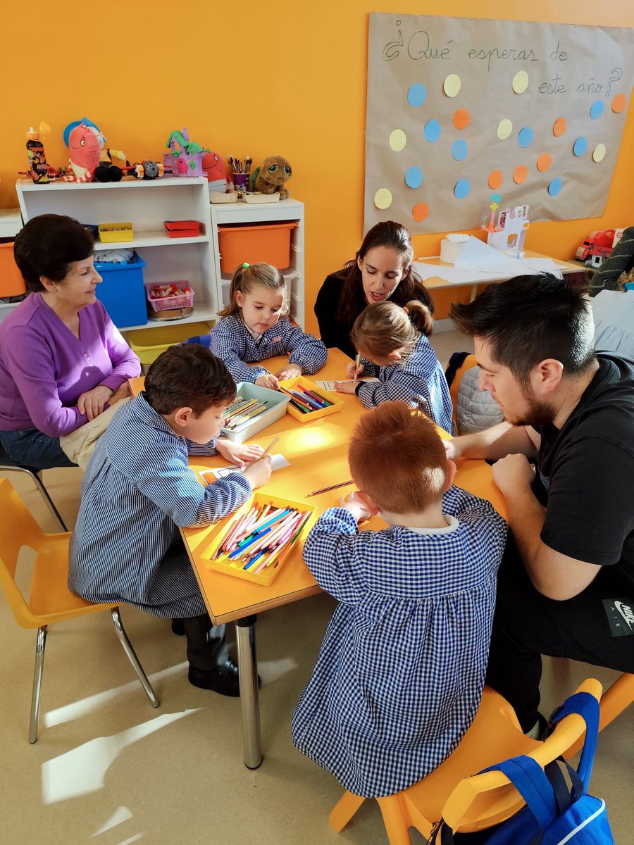 cristoreyva's tweet photo. Las familias del alumnado de 4 y 5 años disfrutan de un taller navideño en clase, en el que, junto al profesorado y alumnos/as, realizan diferentes manualidades de esta mágica época del año. #Belén #navidad @ecatolicas @escacyl @educsi https://t.co/4nAS3iPtiA