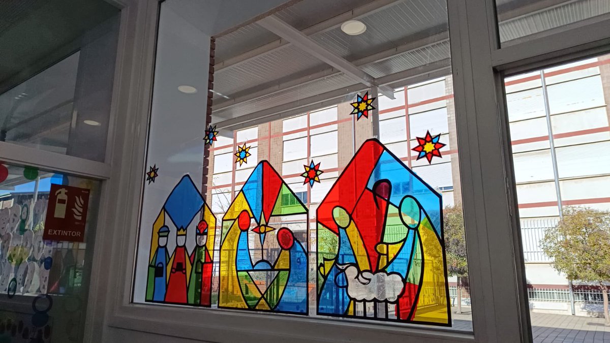 cristoreyva's tweet photo. Las familias del alumnado de 4 y 5 años disfrutan de un taller navideño en clase, en el que, junto al profesorado y alumnos/as, realizan diferentes manualidades de esta mágica época del año. #Belén #navidad @ecatolicas @escacyl @educsi https://t.co/4nAS3iPtiA
