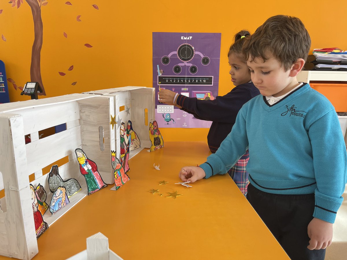 cristoreyva's tweet photo. Las familias del alumnado de 4 y 5 años disfrutan de un taller navideño en clase, en el que, junto al profesorado y alumnos/as, realizan diferentes manualidades de esta mágica época del año. #Belén #navidad @ecatolicas @escacyl @educsi https://t.co/4nAS3iPtiA