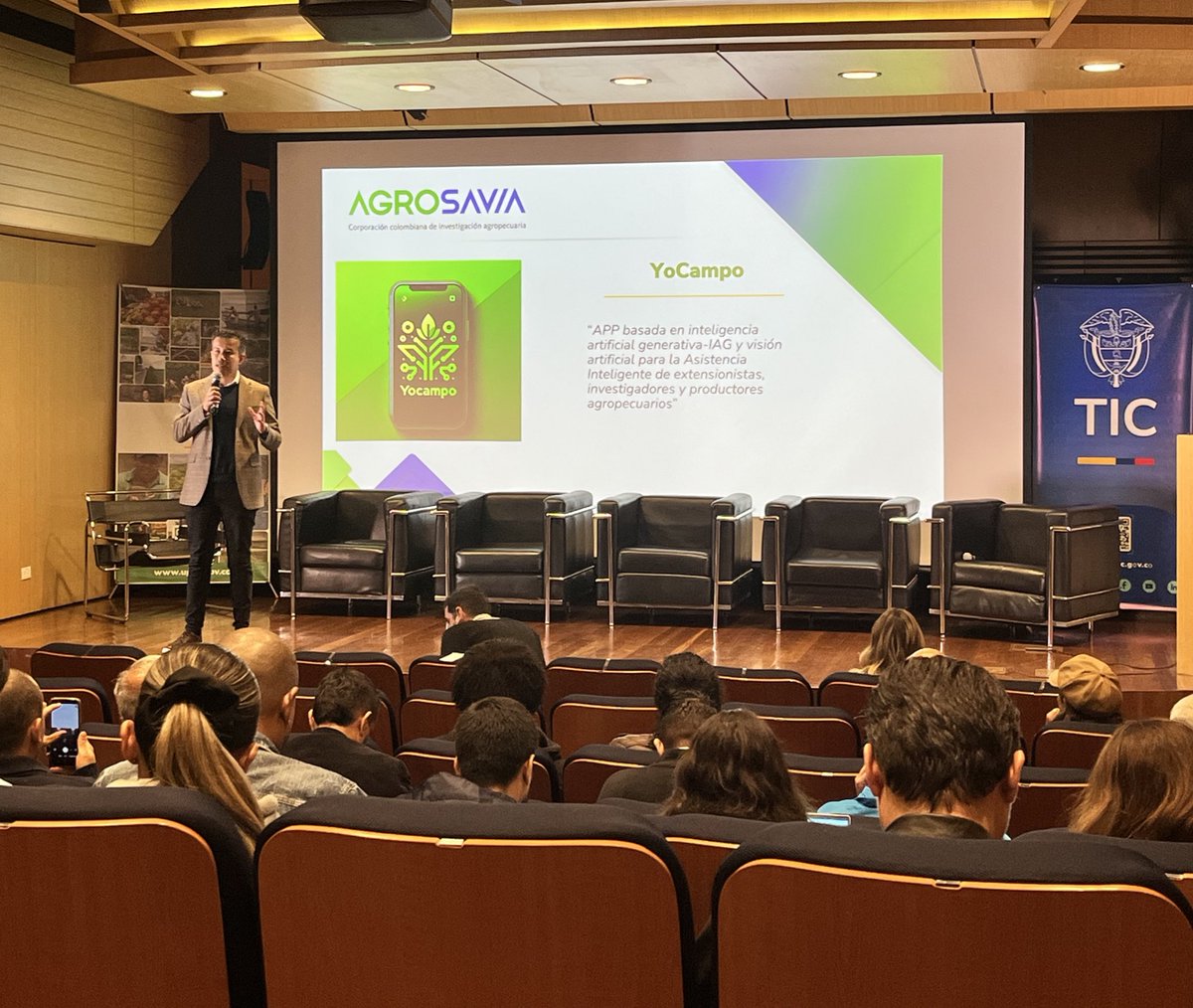 SomosAGROSAVIA's tweet photo. Juan Camilo Ovalle - Profesional de Planeación de Agrosavia - Líder Proyecto yoCampo - Proyecto YoCampo AGROSAVIA nos dio un ejemplo para entender el aplicativo: 
“María, una productora de cacao en Santander, enfrenta desafíos diarios en su cultivo: identificar enfermedades, gestionar problemas y buscar soluciones inmediatas. Sin acceso constante a asistencia técnica, necesita herramientas rápidas y específicas para tomar decisiones. Es aquí donde tecnologías y sistemas innovadores pueden marcar la diferencia, brindando soporte 24/7 y ayudándola a enfrentar sus retos productivos de manera eficiente.”