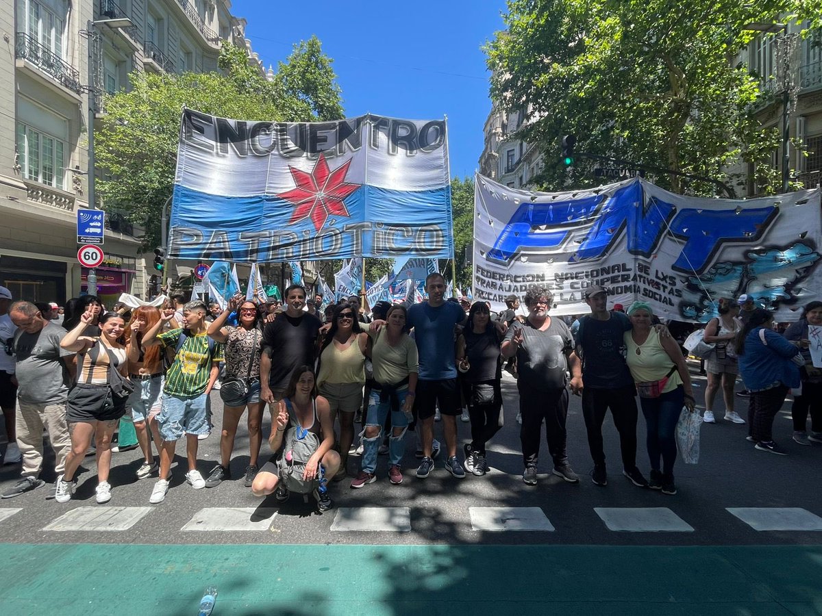 cocotupac's tweet photo. Ya repuesto de mi rodilla en la calle, marchando a Plaza de Mayo. El mejor lugar del mundo. . https://t.co/C3vbcurjmr