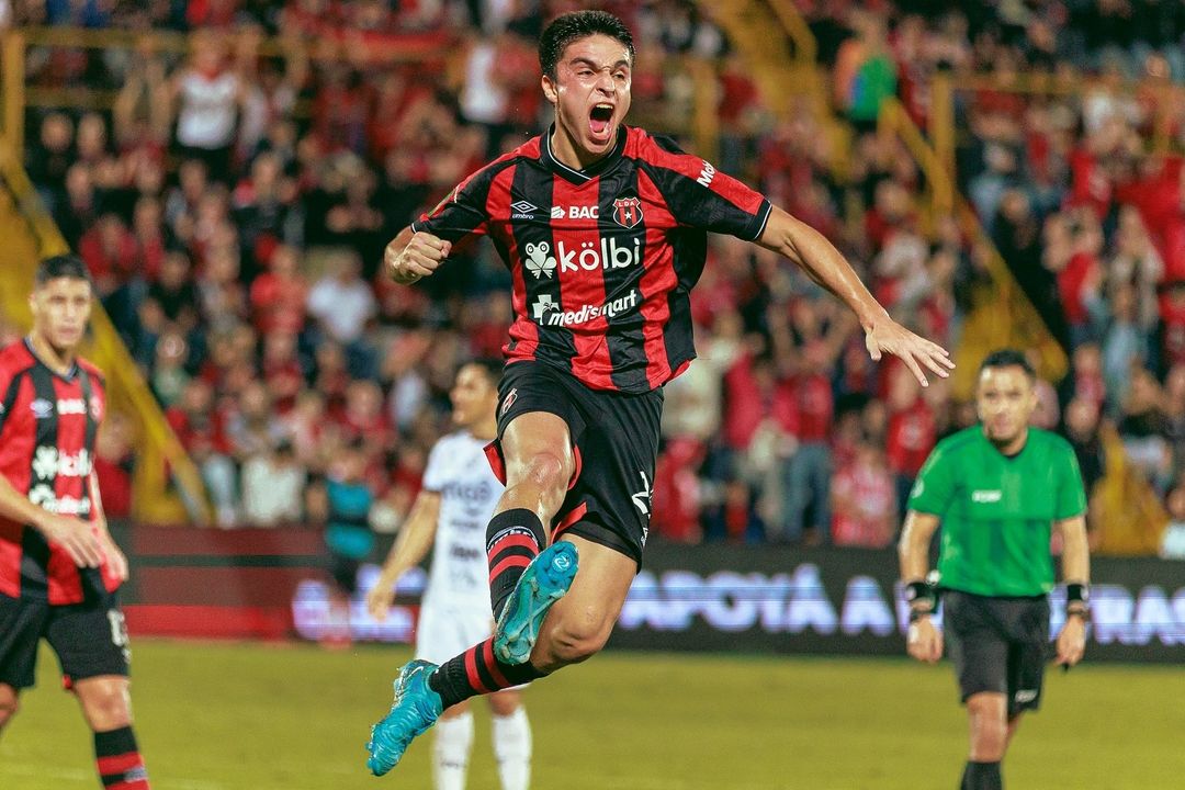 Santiago Van der Putten, defensor, Alajuelense, Costa Rica, CONCACAF, Liga de Costa Rica, Fútbol latinoamericano, Fútbol centroamericano, Fútbol de Costa Rica, Fútbol.