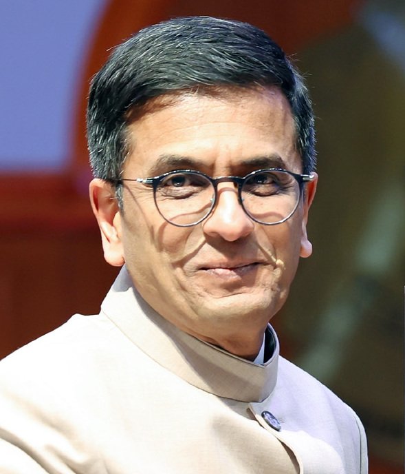 KraantiKumar's tweet photo. 1991 में प्लेसेस ऑफ़ वर्शिप एक्ट में पूजा स्थल को किसी दूसरे धर्म के पूजा स्थल में नहीं बदला जा सकता.

इस एक्ट को 23 सालों तक किसी भी जज ने छेड़छाड़ नही की.

लेकिन डी.वाई चंद्रचूड़ ने की एक टिप्पणी ने धार्मिक स्थलों के जांच की मांग का रास्ता खोलकर वरशिप एक्ट 1991 कानून को कमजोर कर दिया.

◆◆
1990's में डी.वाई चंद्रचूड़ अमेरिका में पढ़कर और नौकरी कर भारत आते हैं.

स्थापित वरिष्ठ वकीलों की मदद और सहायता से बॉम्बे हाईकोर्ट और सुप्रीम कोर्ट में प्रैक्टिस करते हैं.

1998 में अचानक उन्हें 38 साल की उम्र में सीनियर एडवोकेट बना दिया जाता. उसी साल उन्हें सॉलिसिटर जनरल भी बना दिया जाता है.

◆◆◆
2000 में बिना किसी परीक्षा और इंटरव्यू के उन्हें बॉम्बे हाईकोर्ट में जज बना दिया गया.

2013 में इलाहाबाद हाईकोर्ट का चीफ जस्टिस बने.

2016 में कोलेजियम उन्हें सुप्रीम कोर्ट का जज बनाती है.

◆◆◆
2022 में ये आदमी सुप्रीम कोर्ट का चीफ जस्टिस बनते हैं.

इस आदमी ने सांप्रदायिक ध्रुवीकरण की राजनीतिक के लिए जरूर कानून, बंद पिटारे से खोल कर BJP को लाभ पहुंचाया.

◆◆
3 अगस्त 2023 को डी.वाई चंद्रचूड़ ने वाराणसी के ज���ञानवापी परिसर में ASI द्वारा वैज्ञानिक सर्वेक्षण की इस तर्क पर अनुमति दी थी,

कि "1991" के अधिनियम की धारा 3 पूजा स्थल की धार्मिक प्रकृति का पता लगाने से मना नहीं करती. 

◆◆
चंद्रचूड़ के इस टिप्पणी के बाद इलाहाबाद हाई कोर्ट ने दिसंबर 2023 में मथुरा के शाही ईदगाह परिसर में सर्वेक्षण की अनुमति दी. इसी तरह मध्य प्रदेश के भोजशाला में भी सर्वे को लेकर विवाद बढ़ा.

अब संभाल की शाही मस्जिद और अजमेर शरीफ दरगा��� की भी जांच की मांग की जा रही है.

◆◆
BJP और RSS खुद आगे नही आते. वे अपनी विचारधारा के वकील द्वारा निचली अदालतों में मस्जिदों को मध्यकालीन पूजा स्थल होने का दावा करने वाली याचिका दायर करते हैं.

मंदिर मस्जिद विवाद में आम इंसान मूर्ख बनता है. जज, वकील और नेताओं के बच्चे तो पढ़ लिख रहे हैं, व्यापार कर रहे हैं.

■■■■■