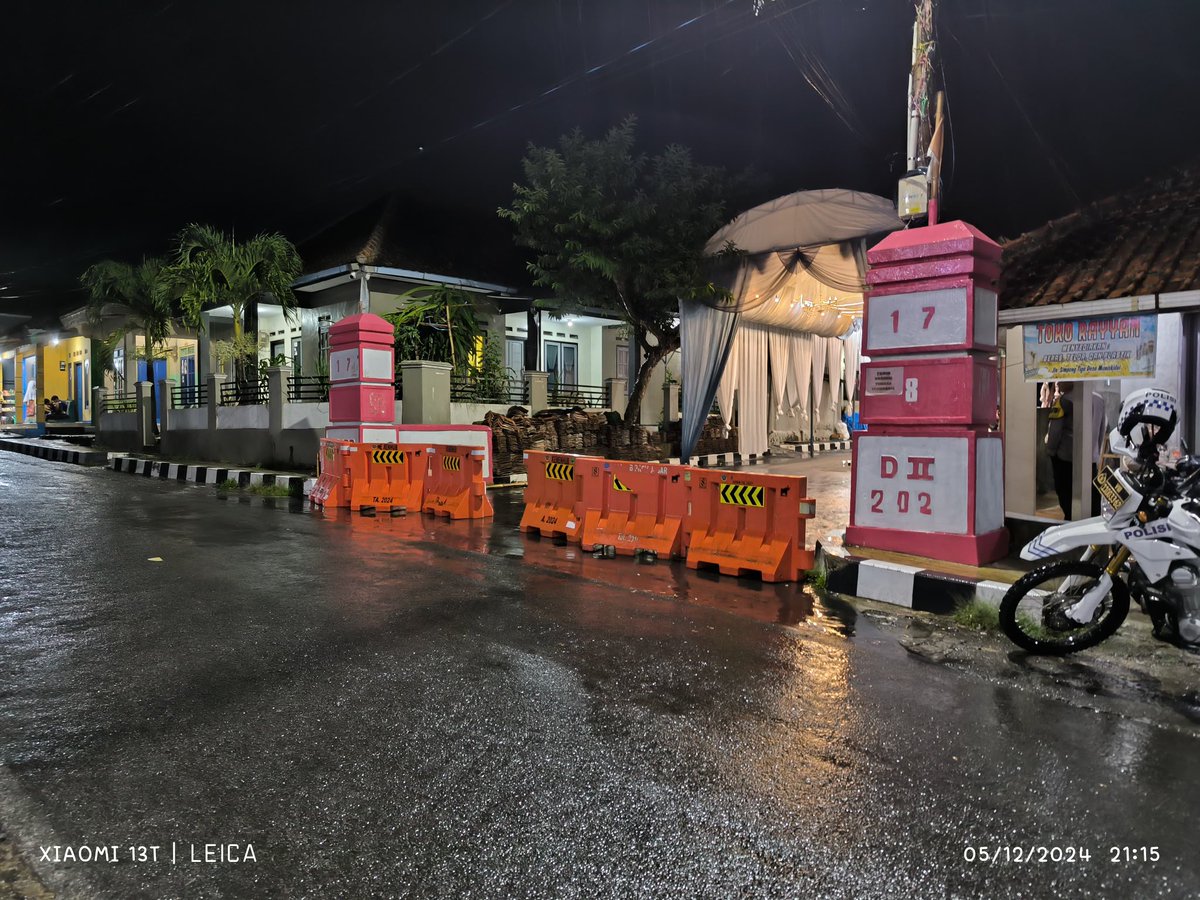 YLBHI's tweet photo. Polisi memblokir jalan akses jamaah ahmadiyah untuk hadir di lokasi pertemuan.

Pak @ListyoSigitP segera tarik mundur aparat!

6000 lebih jamaah terancam terlantar ditengah hujan deras malam ini. 3000 diantaranya adalah perempuan dan 1000 lebih anak-anak. https://t.co/r7BGl8m2uv