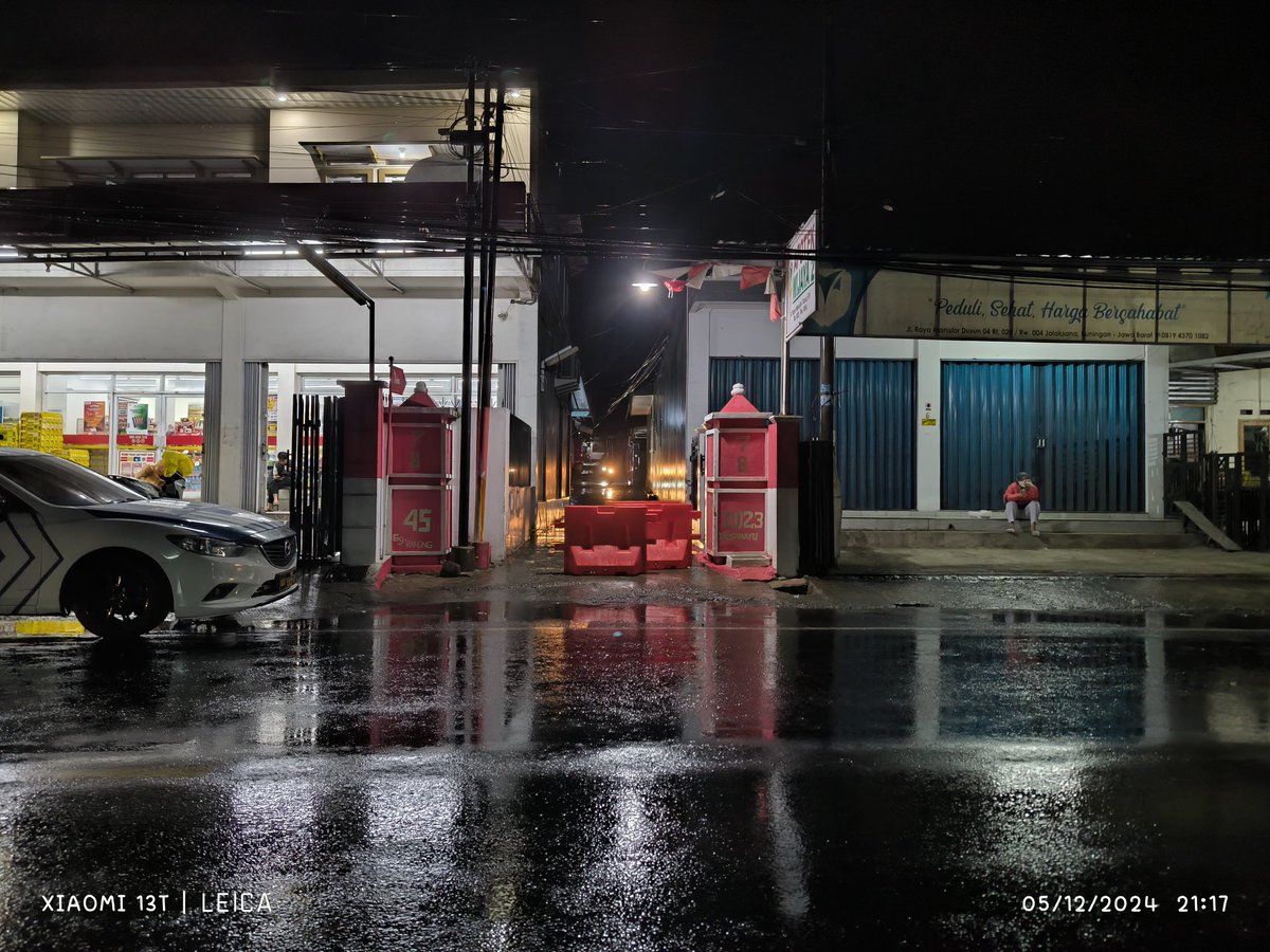 YLBHI's tweet photo. Polisi memblokir jalan akses jamaah ahmadiyah untuk hadir di lokasi pertemuan.

Pak @ListyoSigitP segera tarik mundur aparat!

6000 lebih jamaah terancam terlantar ditengah hujan deras malam ini. 3000 diantaranya adalah perempuan dan 1000 lebih anak-anak. https://t.co/r7BGl8m2uv