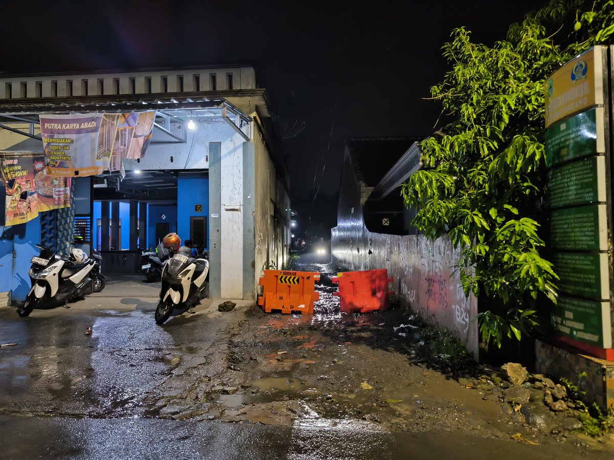 YLBHI's tweet photo. Polisi memblokir jalan akses jamaah ahmadiyah untuk hadir di lokasi pertemuan.

Pak @ListyoSigitP segera tarik mundur aparat!

6000 lebih jamaah terancam terlantar ditengah hujan deras malam ini. 3000 diantaranya adalah perempuan dan 1000 lebih anak-anak. https://t.co/r7BGl8m2uv