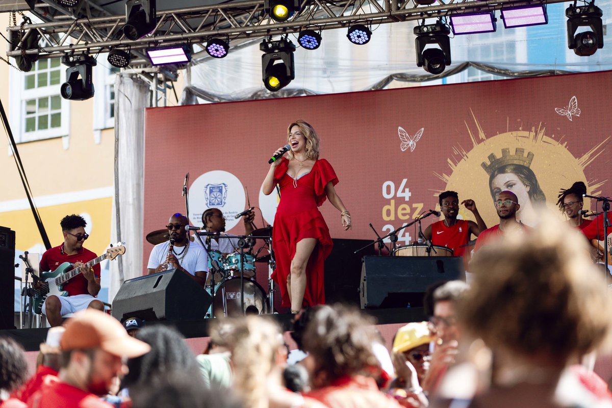 Ontem foi lindo cantar no Largo do Pelourinho pra Santa Bárbara na minha Bahia. Domingo é dia de Samba Djanira no Rio de Janeiro, viu?!

Fotos: Roncca
Stylist Petra