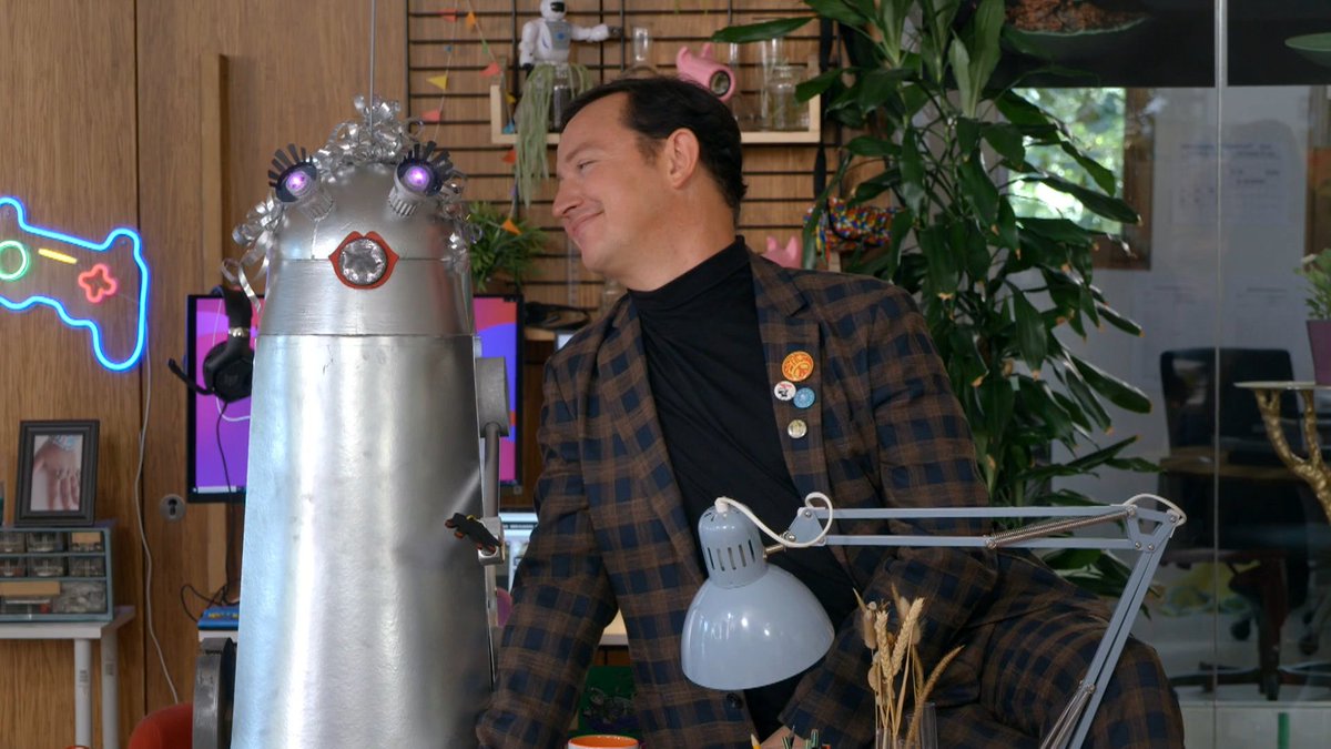 Peggy heeft een zorgrobot gebouwd, maar niet iedereen is enthousiast. Koeien worden iedere dag gemolken door een melkrobot, hoe werkt dat? Hoe kunnen de haren op je hoofd ineens recht overeind gaan staan? En hoe kan het eigenlijk dat we klappertanden? klokhu.is/hetkantoor347