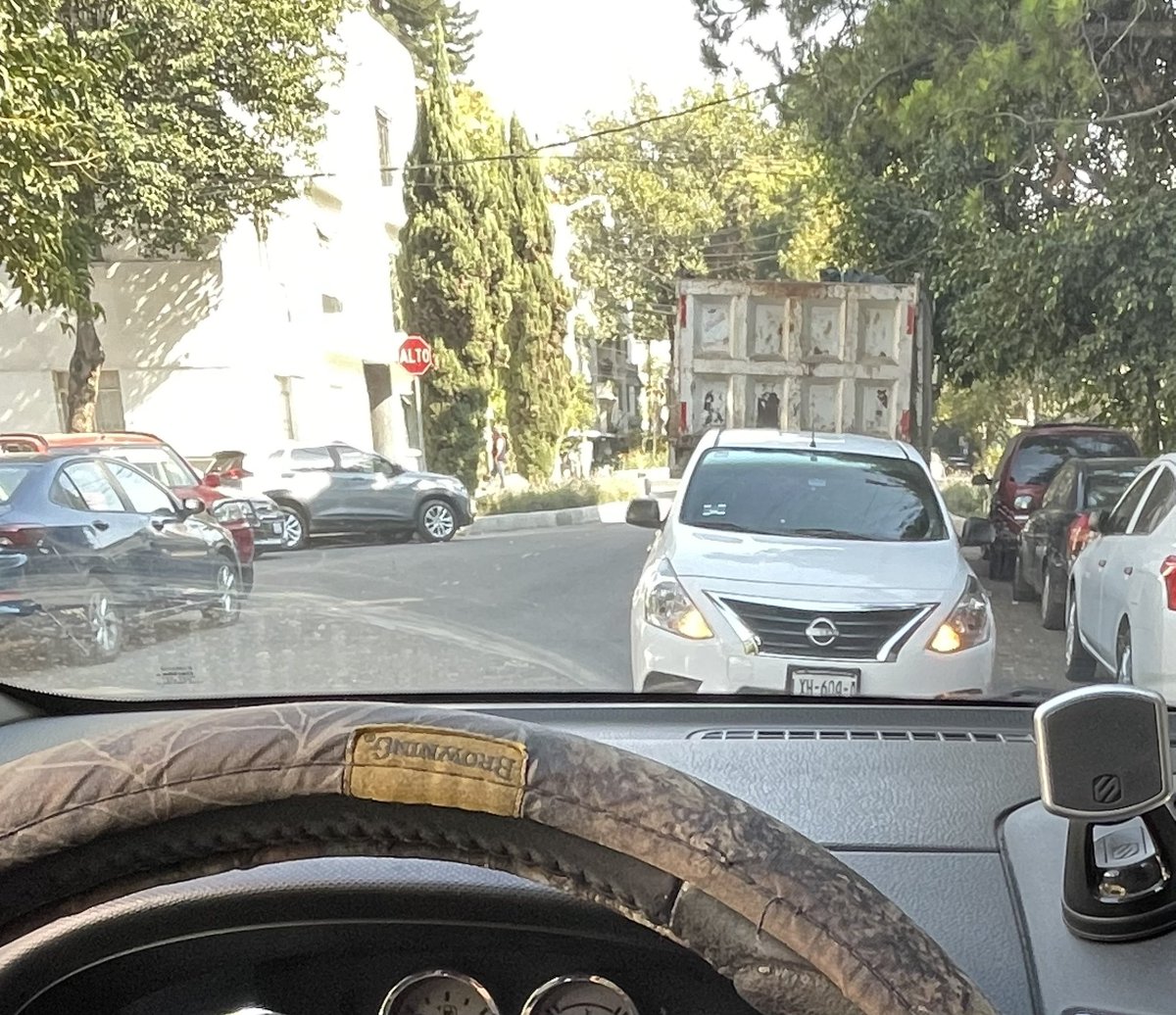 DanielaKaim's tweet photo. Sobre la calle Benjamin Hill, en la condesa entre Tamaulipas y patriotismo. 

Les vale y se estacionan en doble fila o de plano se meten en sentido contrario y así se van por 3 cuadras. 
  
@AlcCuauhtemocMx @AlessandraRdlv https://t.co/A0s9wLaaFB