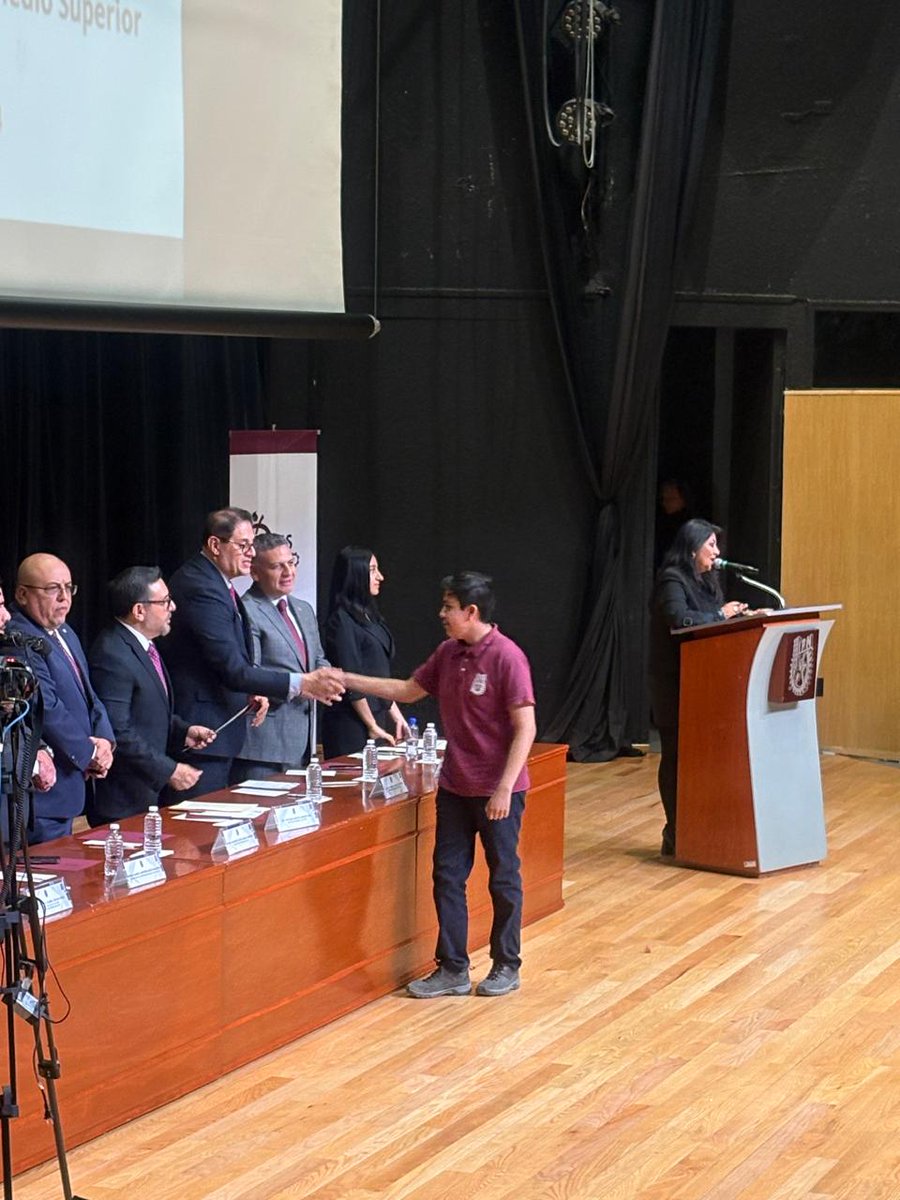AcademicaIPN's tweet photo. Entrega de reconocimientos a ganadores de los #JuegosInterpolitécnicos, #ProyectoAula, #MejoresTesis, #Hackatón y otros concursos nacionales e internacionales.
¡Felicidades por su esfuerzo y compromiso!
Los exhortamos a seguir poniendo la "Técnica al Servicio de la Patria ". https://t.co/LiX7OTMaht